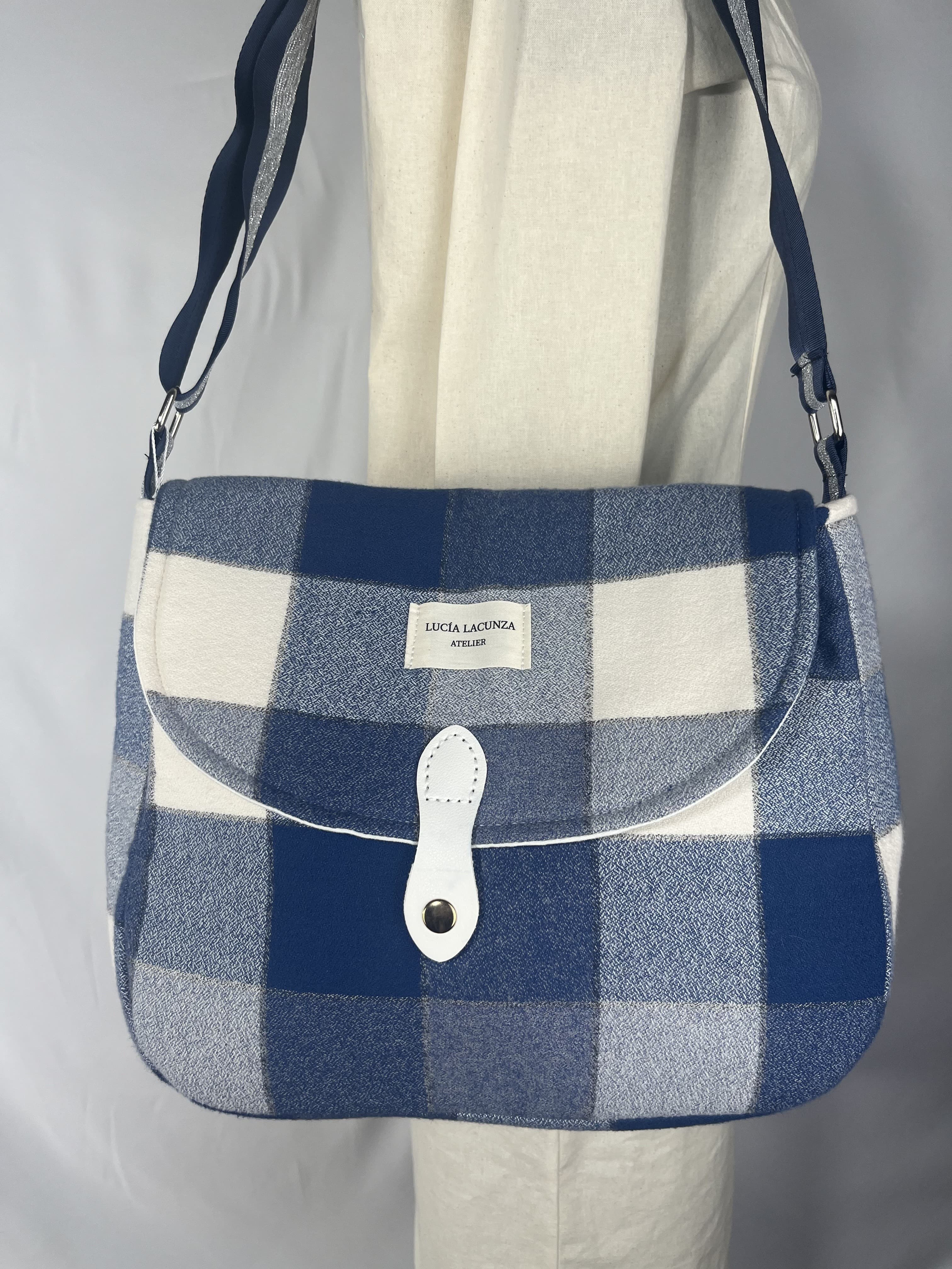 Escocia — bolso blanco y azul artesanal de Lucía Lacunza · vista 4