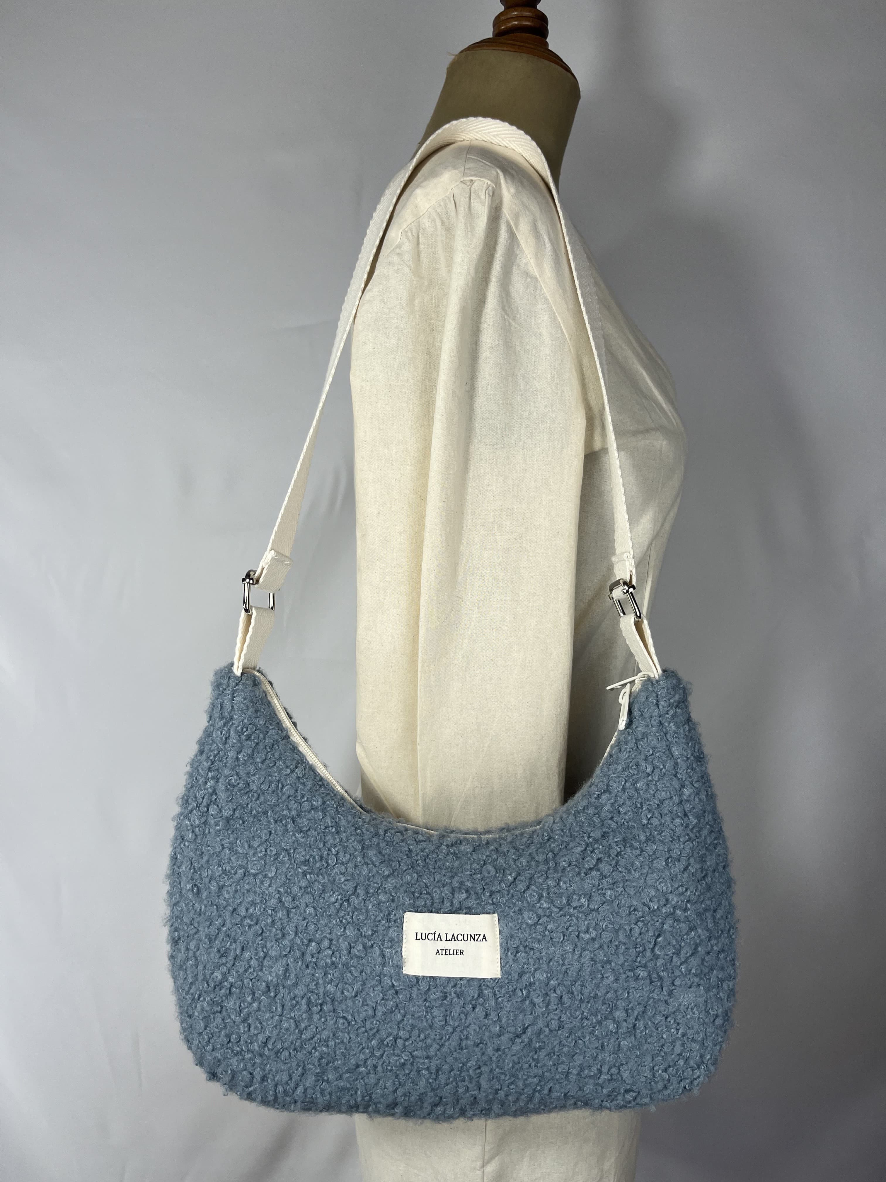 Azur — bolso azul y beige artesanal de Lucía Lacunza