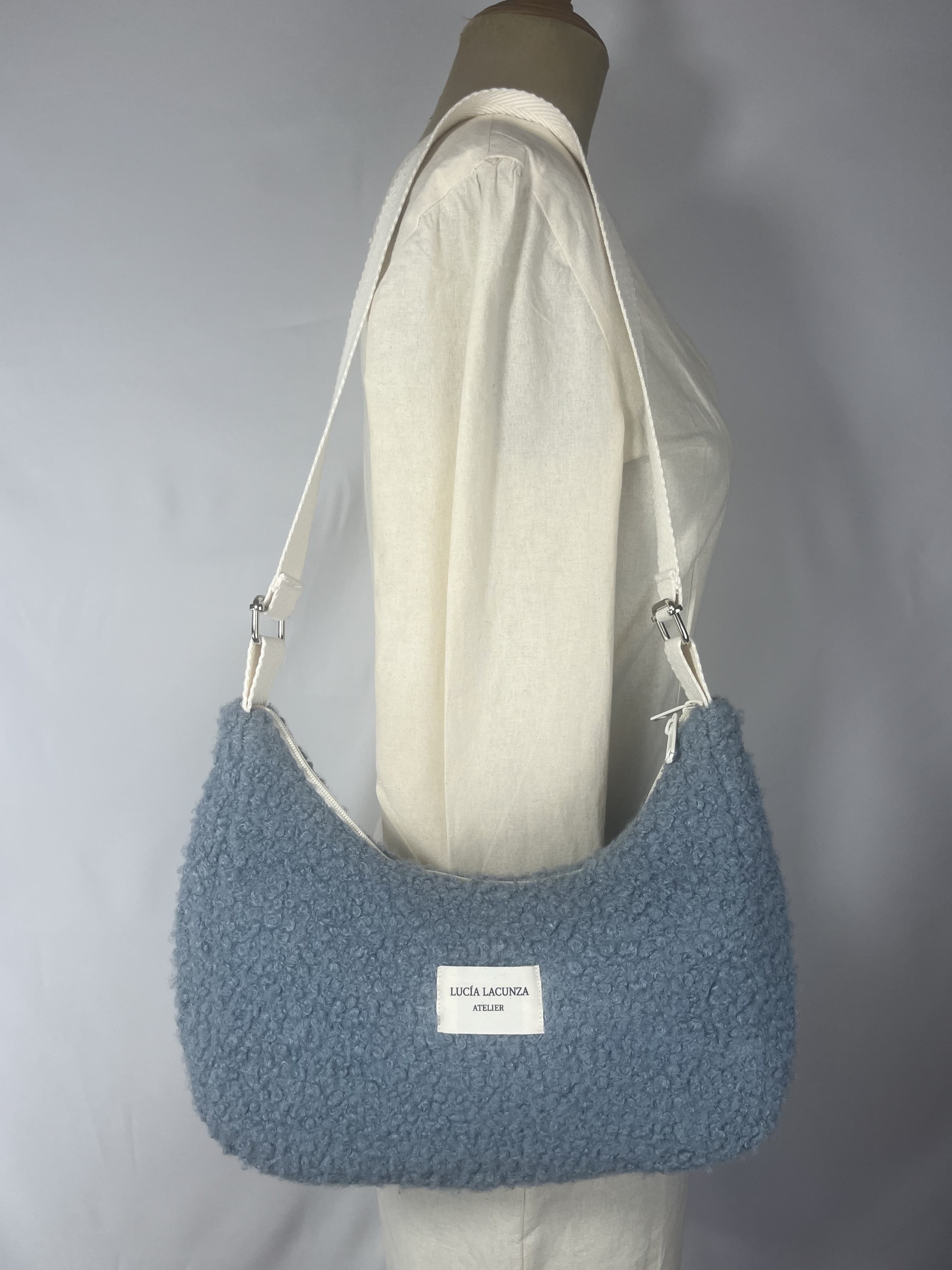 Azur — bolso azul y beige artesanal de Lucía Lacunza · vista 3