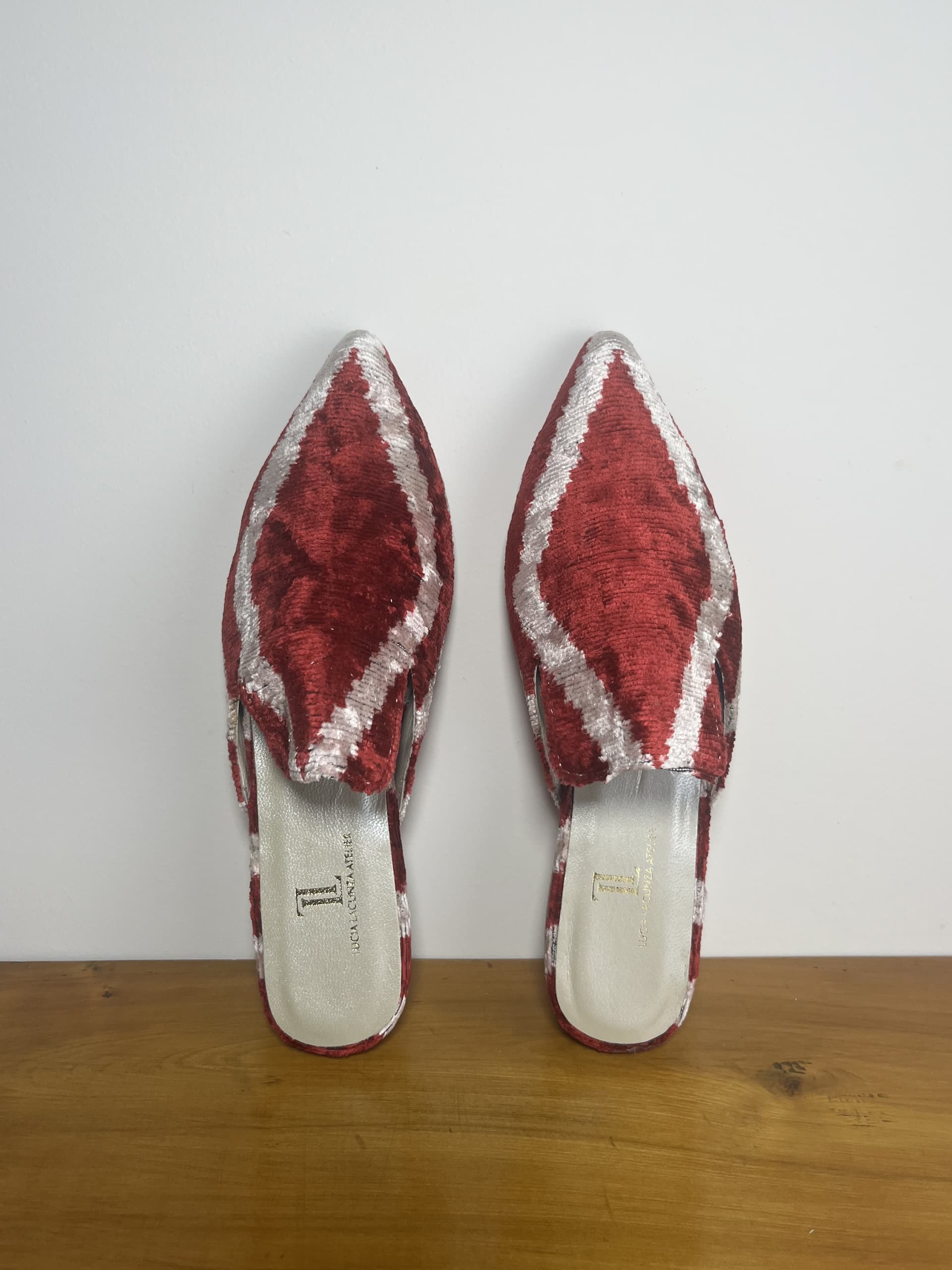 Red Velvet — mules gris claro y rojo artesanal de Lucía Lacunza