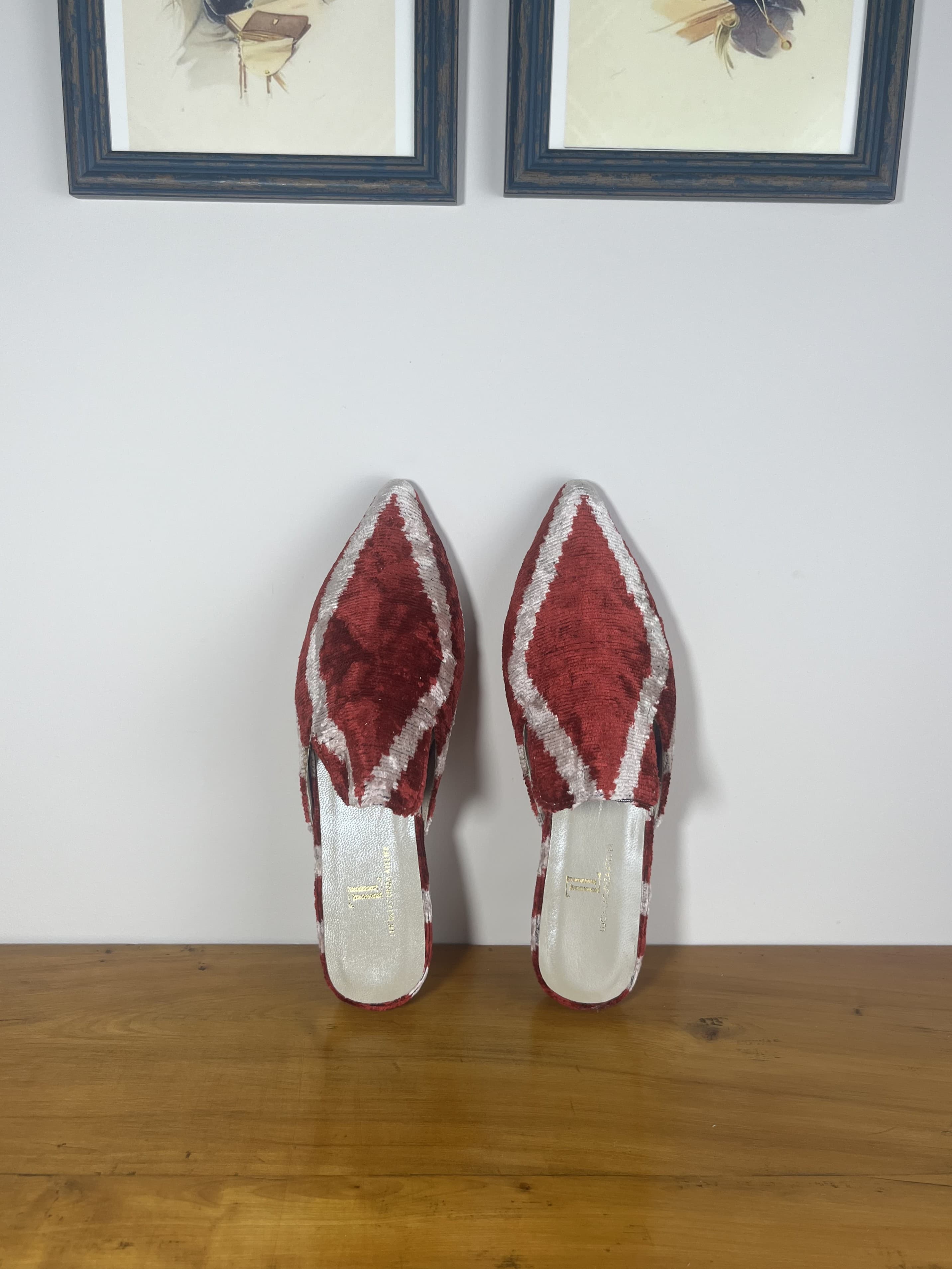 Red Velvet — mules gris claro y rojo artesanal de Lucía Lacunza · vista 2