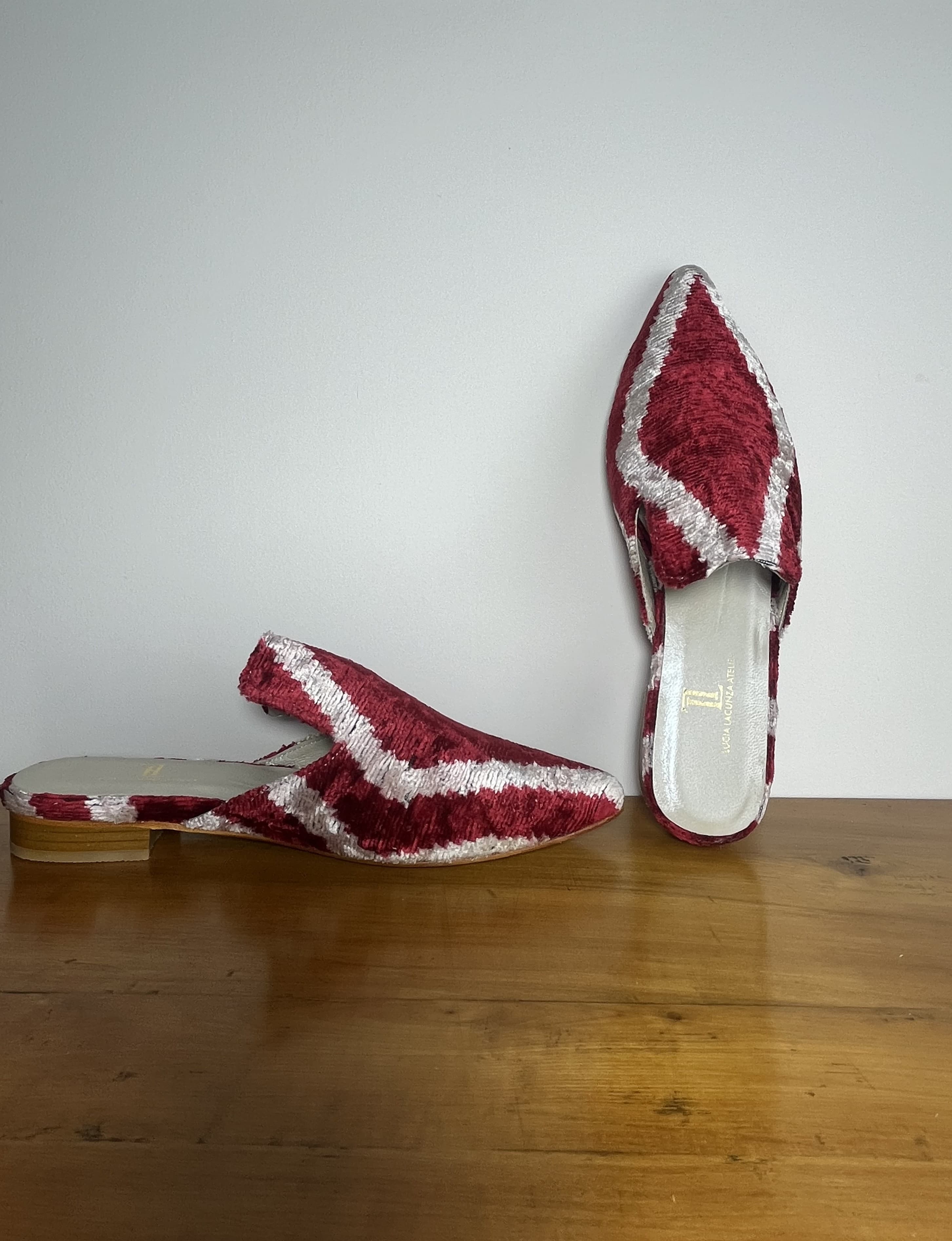 Red Velvet — mules gris claro y rojo artesanal de Lucía Lacunza · vista 3