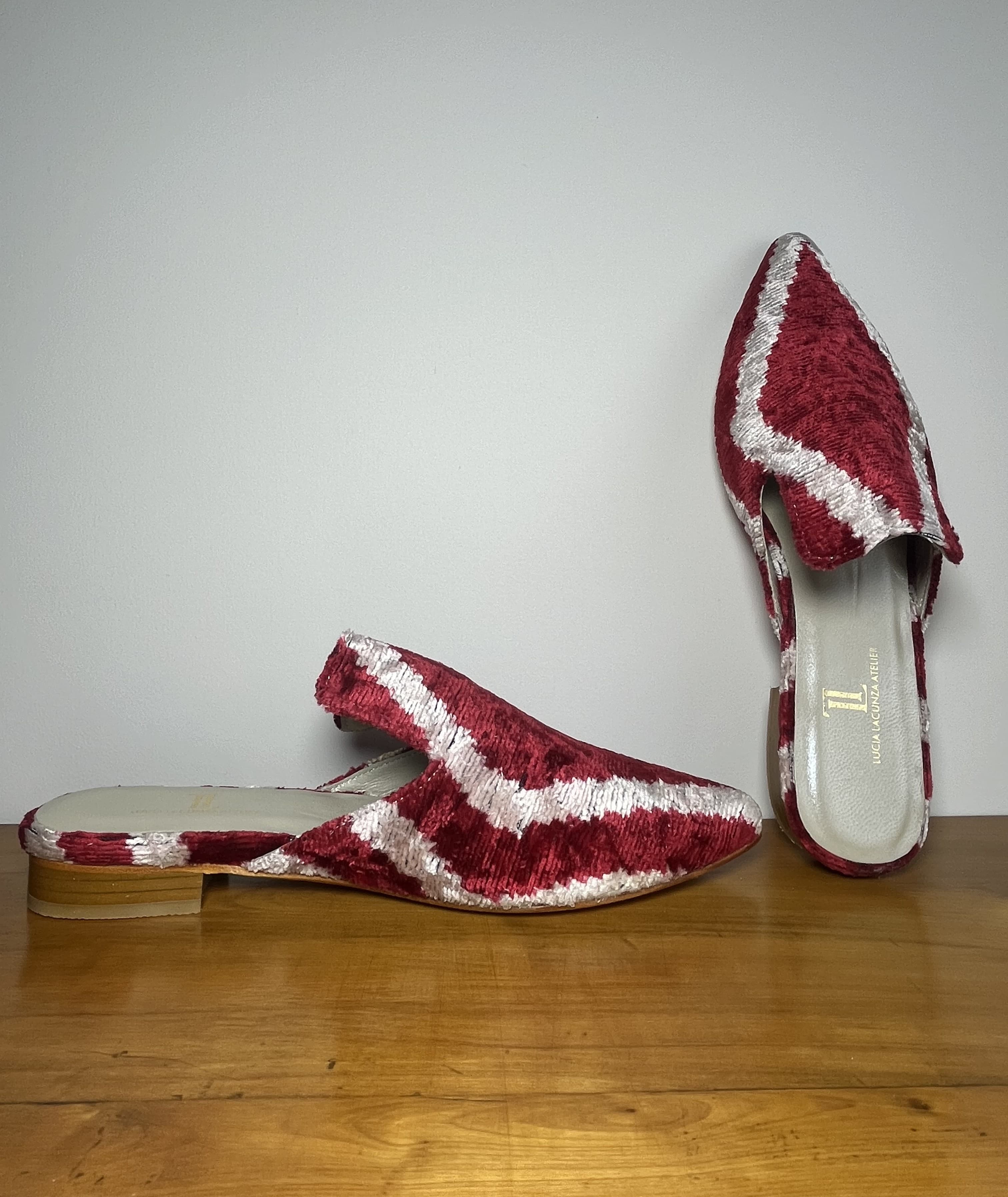 Red Velvet — mules gris claro y rojo artesanal de Lucía Lacunza · vista 4