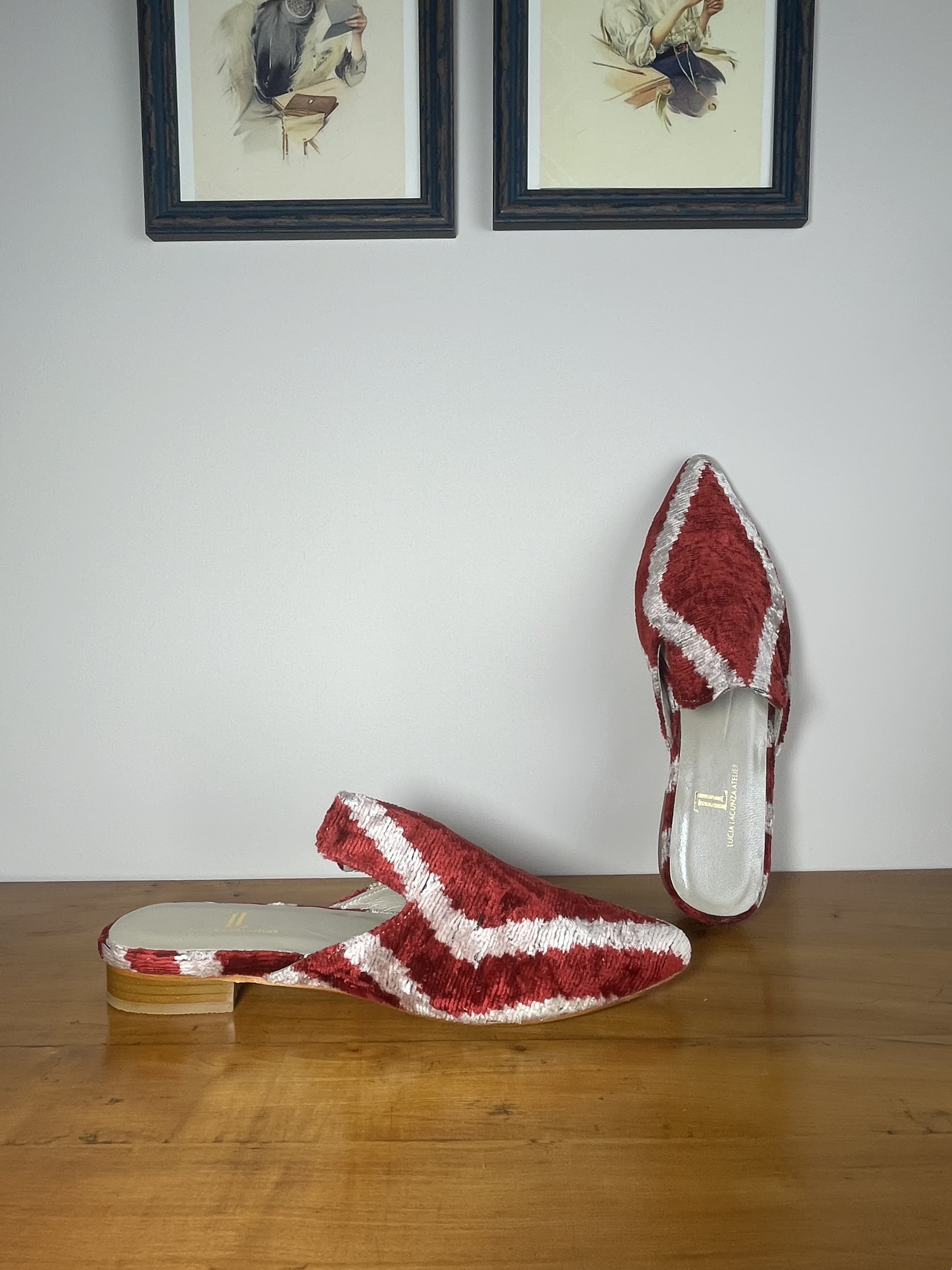 Red Velvet — mules gris claro y rojo artesanal de Lucía Lacunza · vista 5