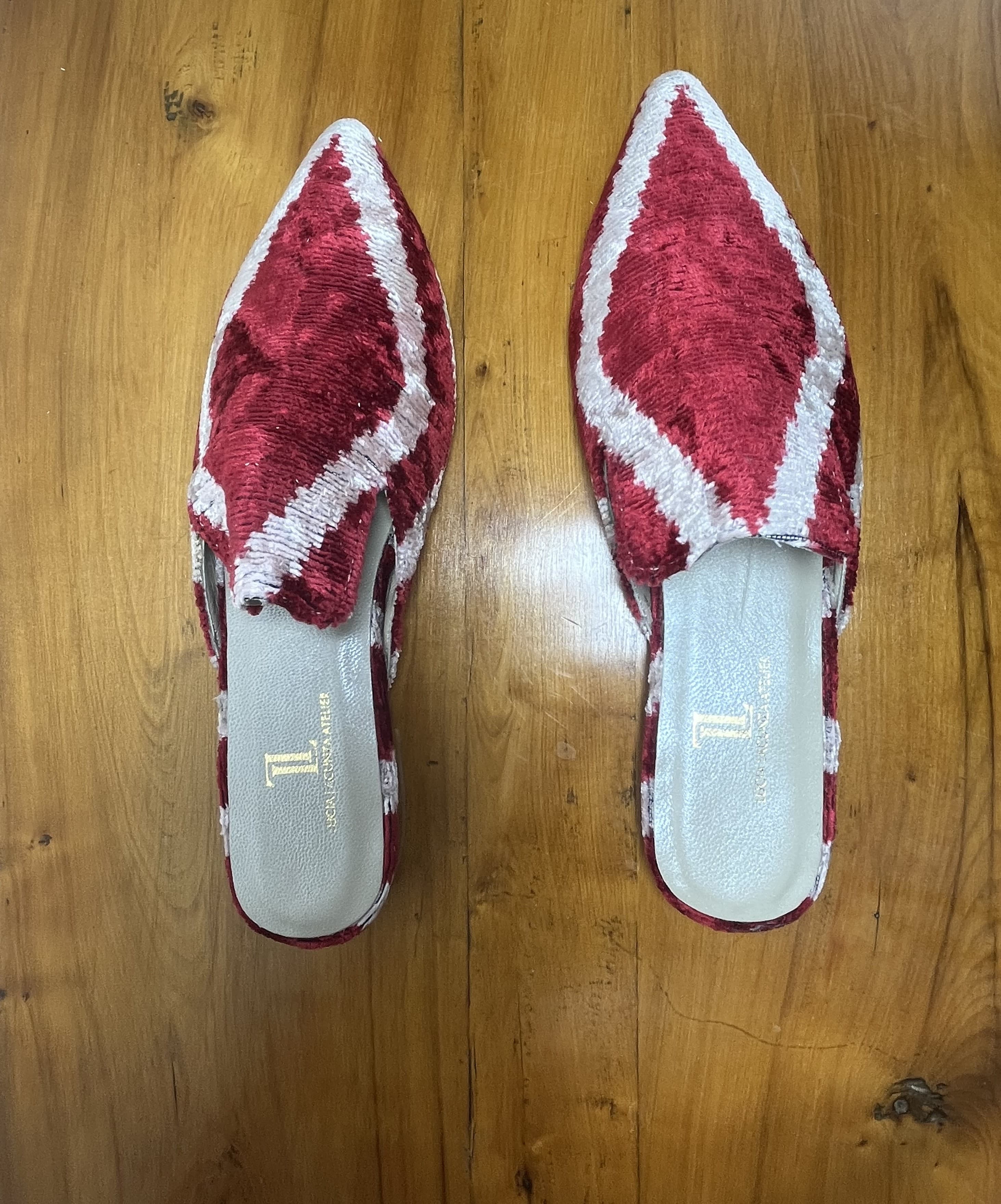 Red Velvet — mules gris claro y rojo artesanal de Lucía Lacunza · vista 6