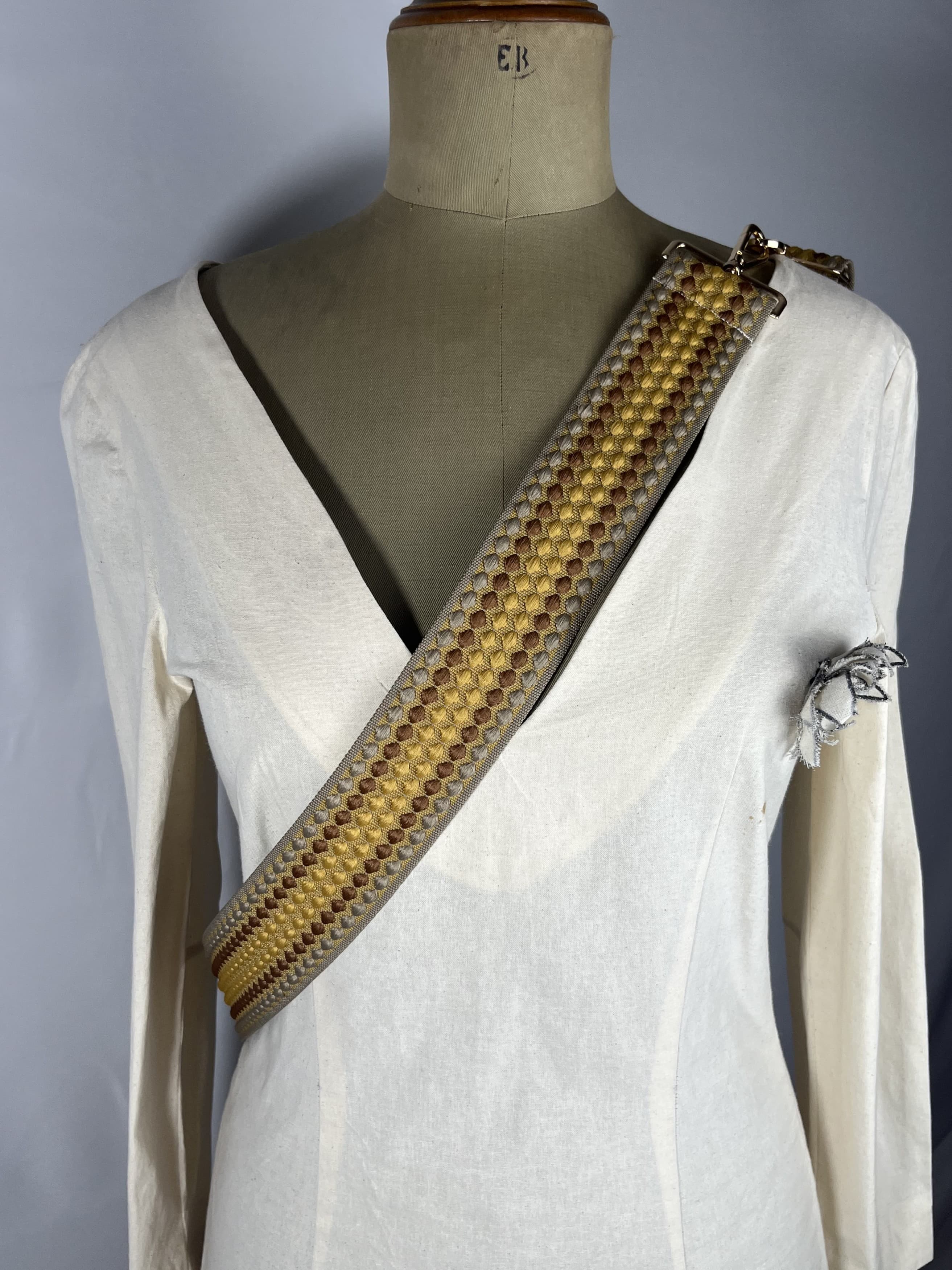 Avellana — accesorio mostaza y marron y beige artesanal de Lucía Lacunza