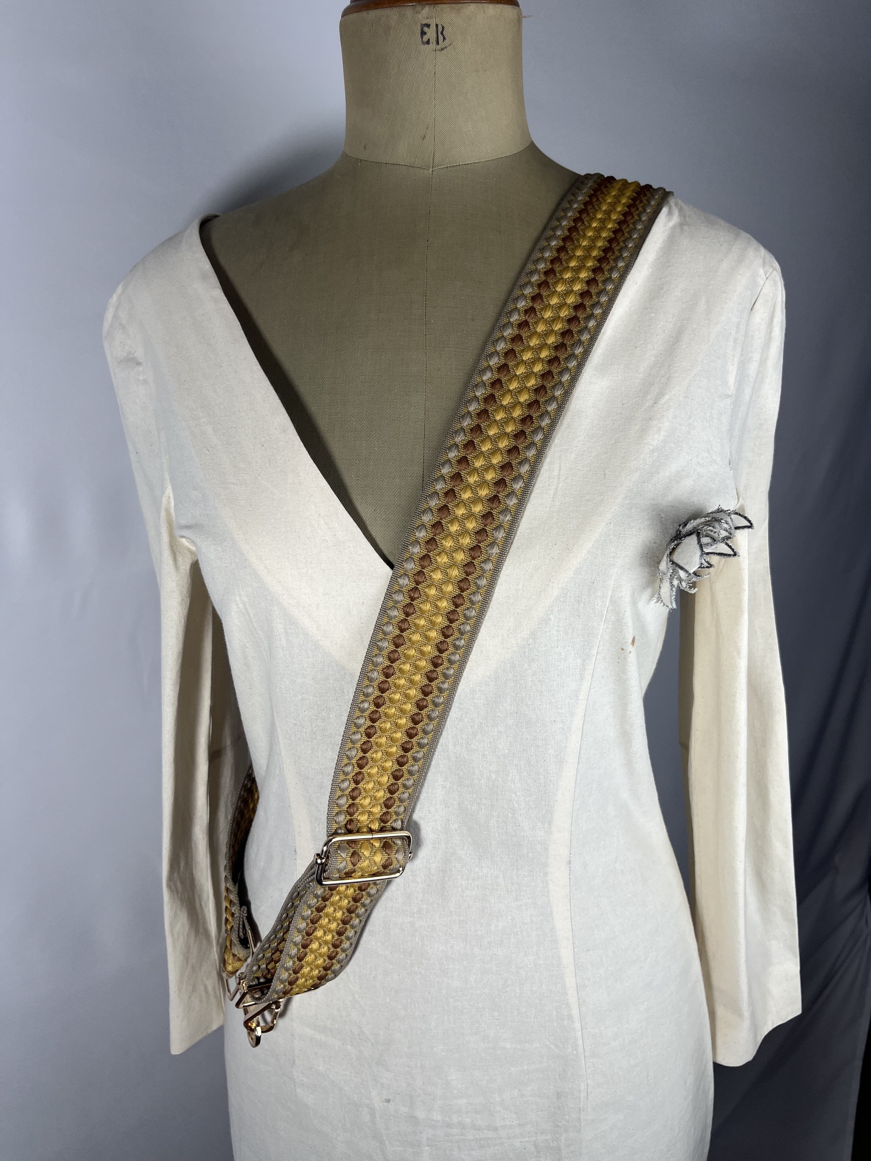 Avellana — accesorio mostaza y marron y beige artesanal de Lucía Lacunza · vista 2