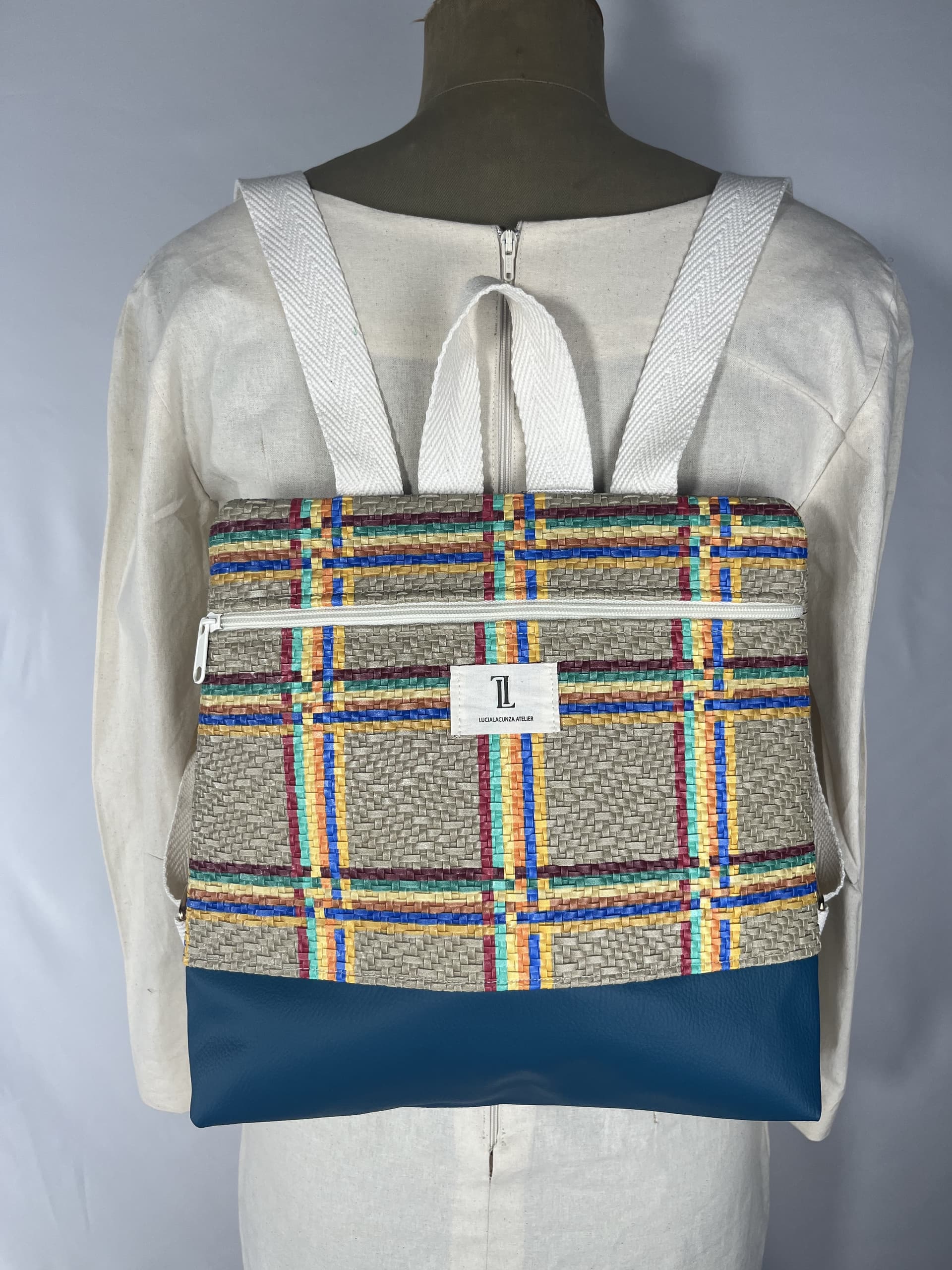 Arcoiris — mochila marro y azul y verde y naranja artesanal de Lucía Lacunza