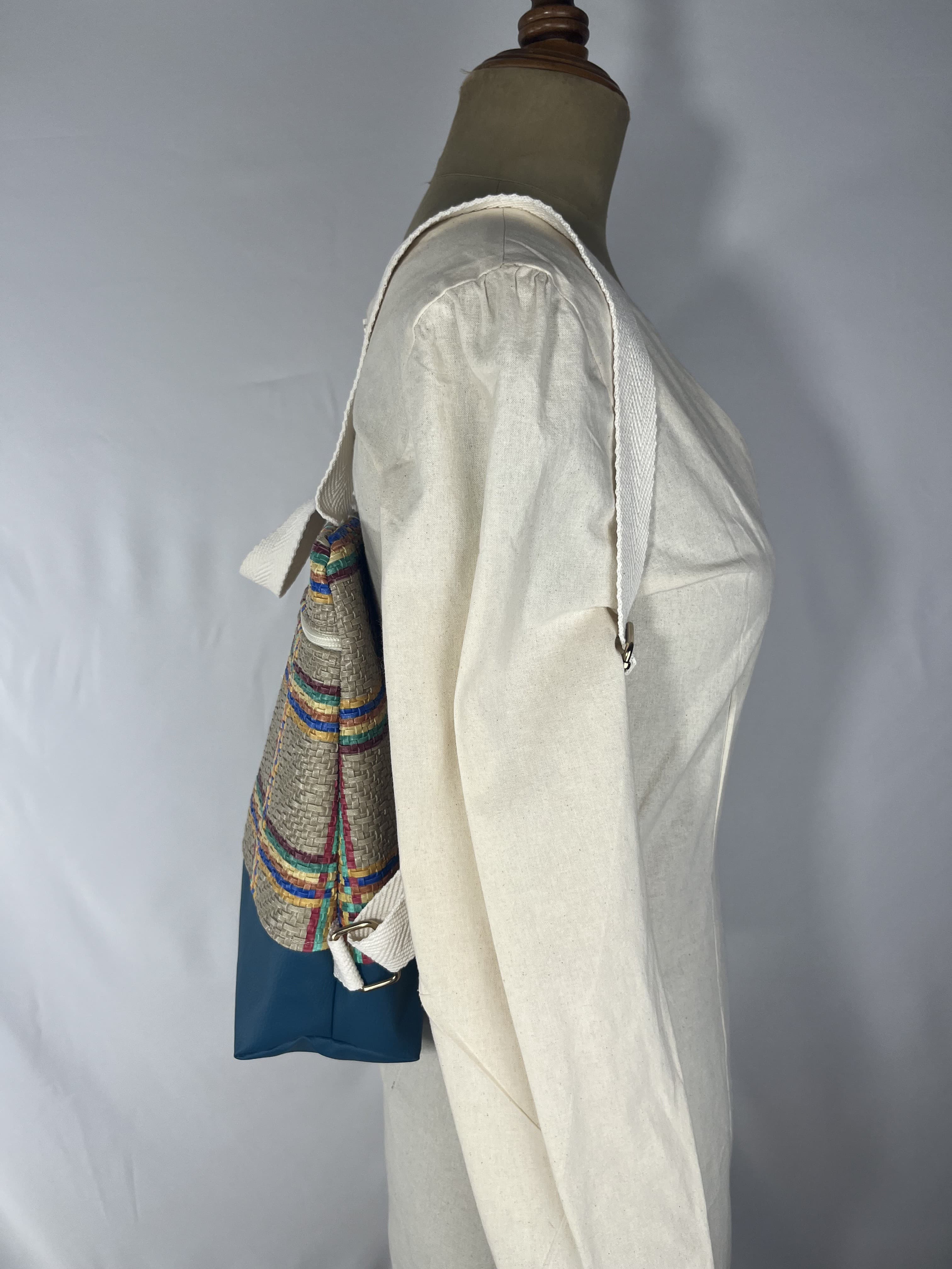 Arcoiris — mochila marro y azul y verde y naranja artesanal de Lucía Lacunza · vista 3