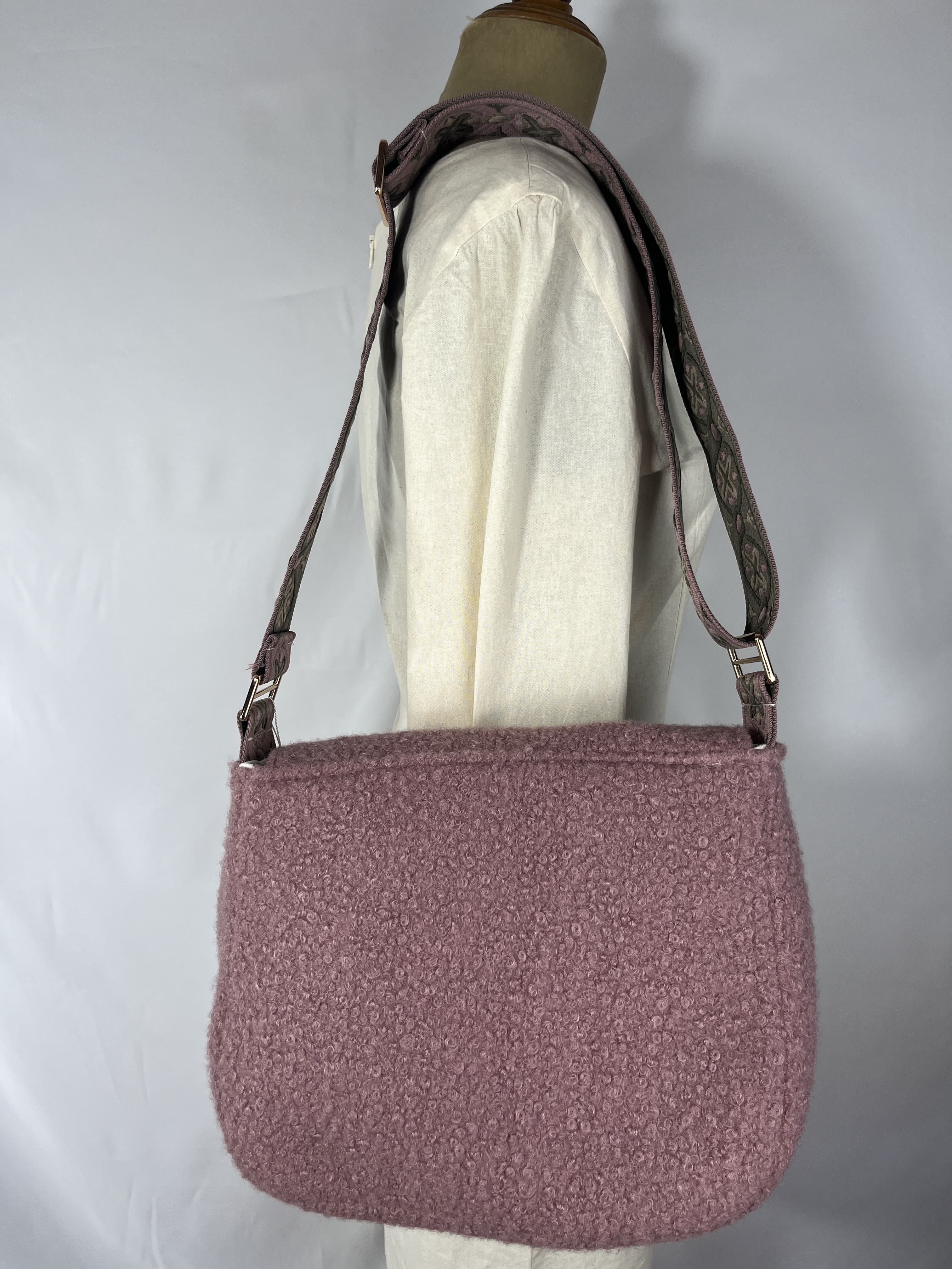 Hortensia — bolso verde y rosa y negro artesanal de Lucía Lacunza · vista 2