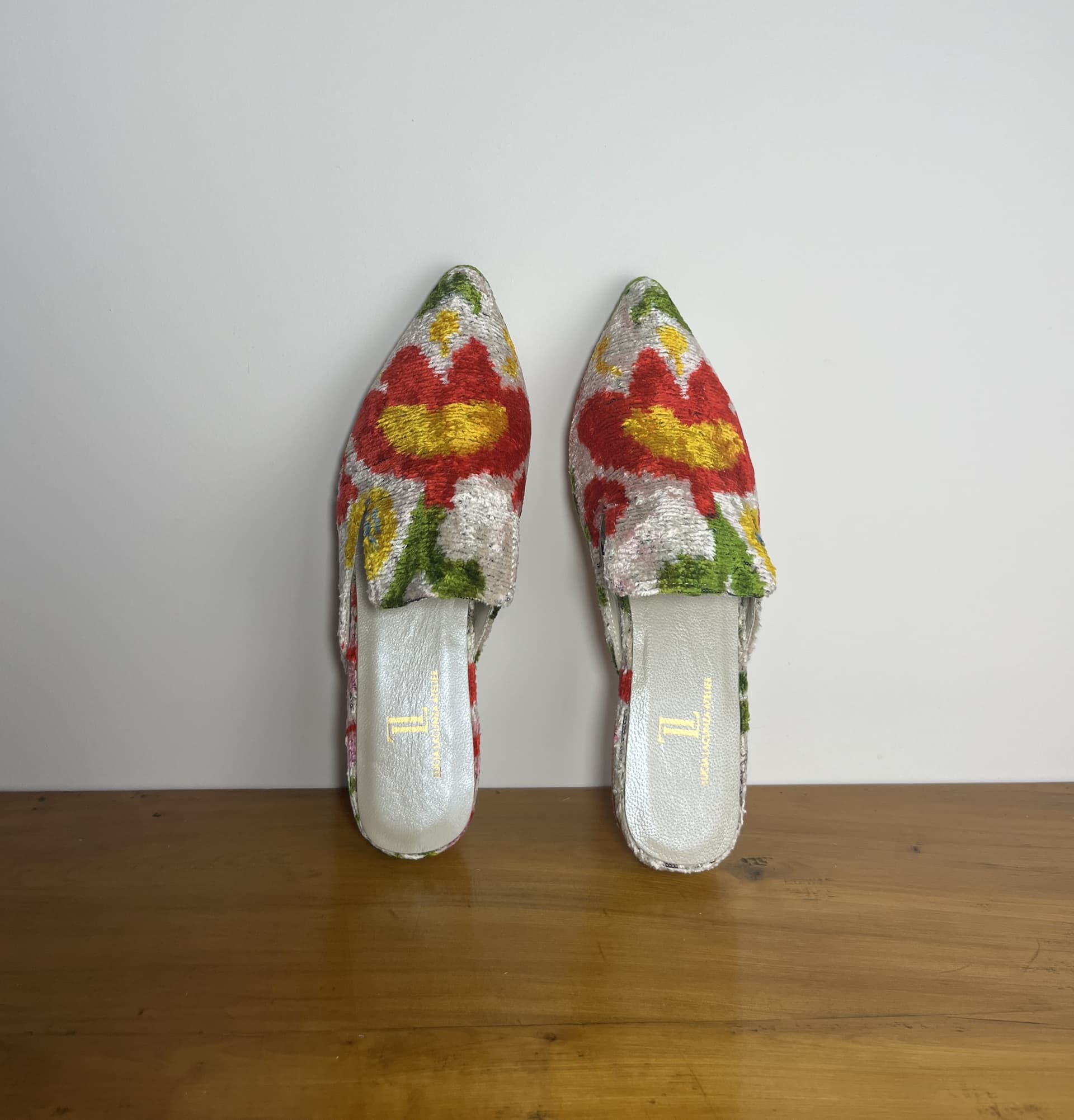 Peonia — mules verde y gris claro y rojo y amarillo artesanal de Lucía Lacunza
