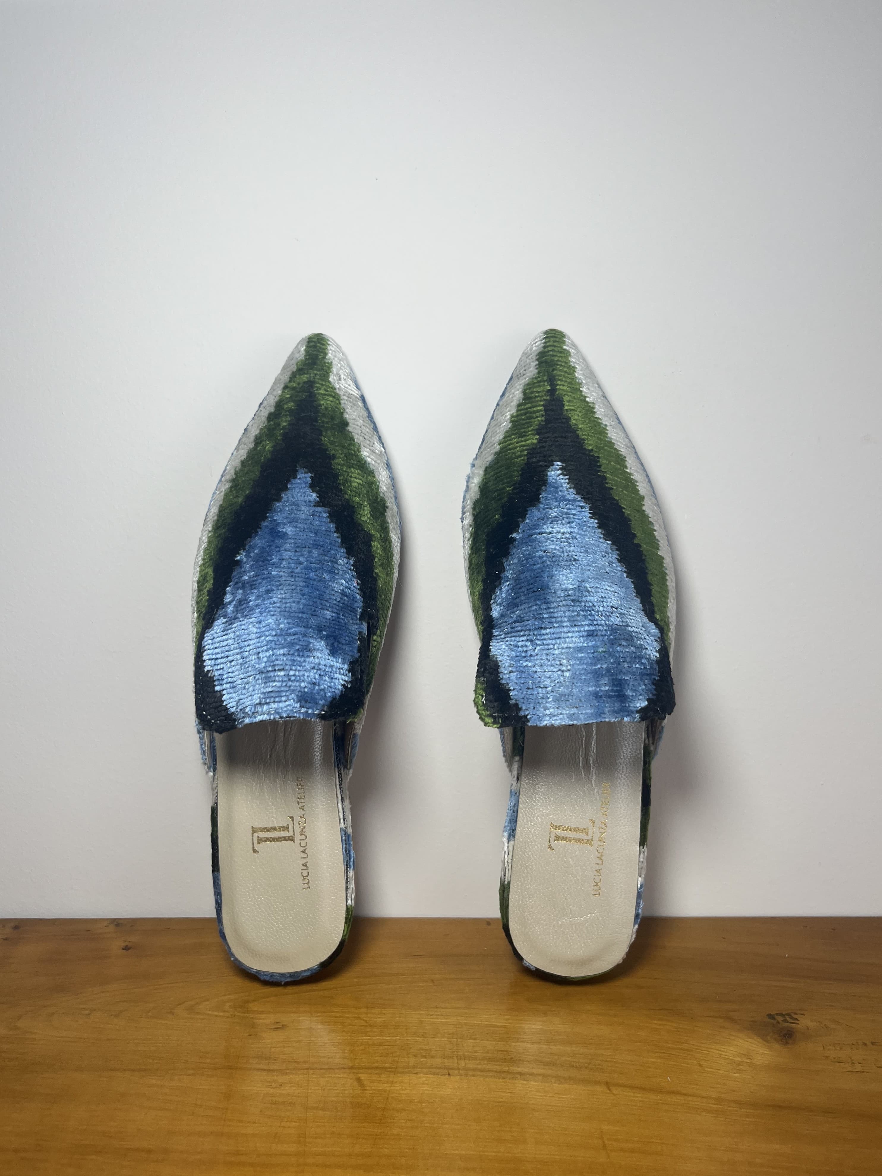 Bleu — mules azul y negro y verde y gris claro artesanal de Lucía Lacunza