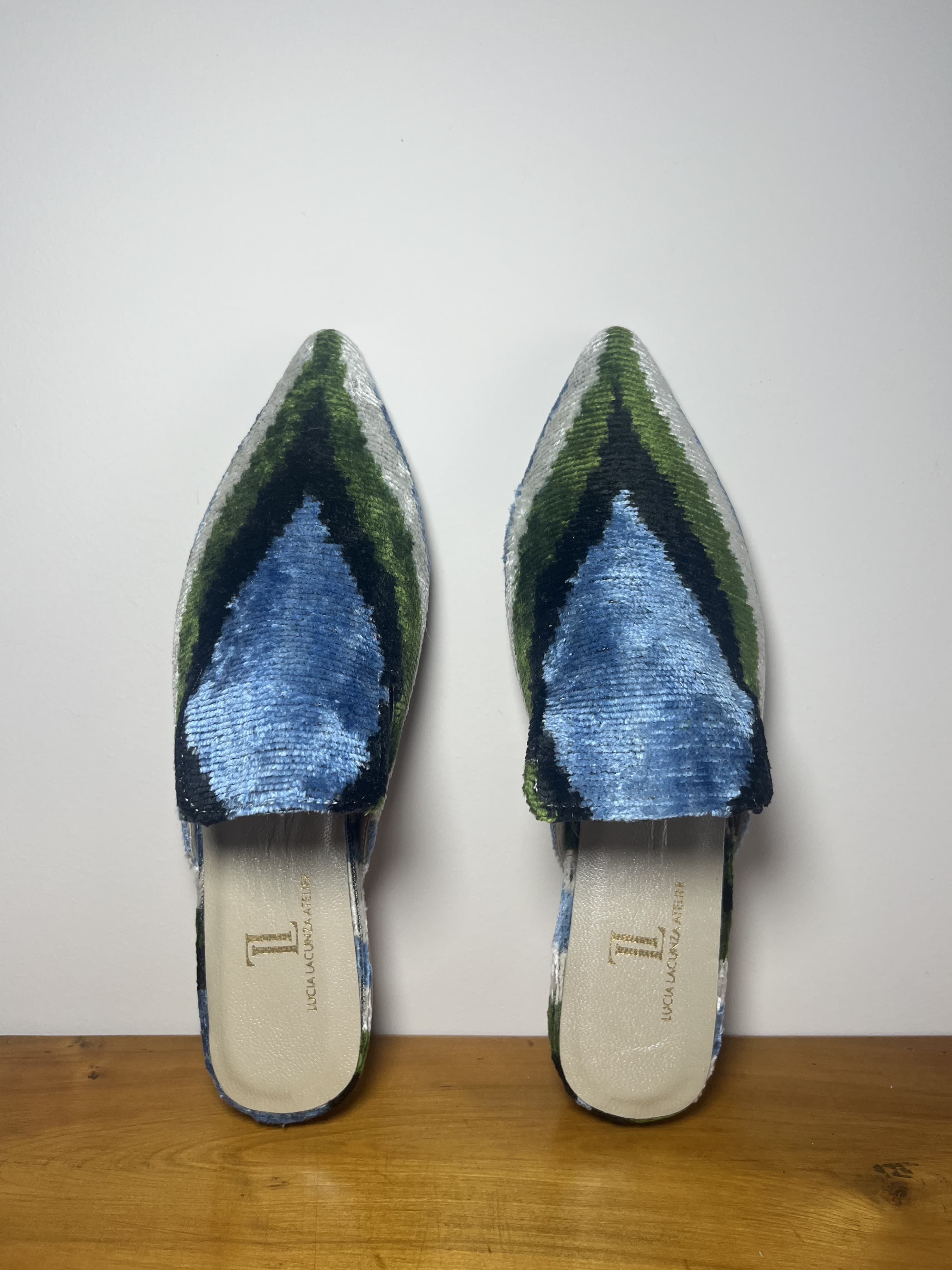 Bleu — mules azul y negro y verde y gris claro artesanal de Lucía Lacunza · vista 2
