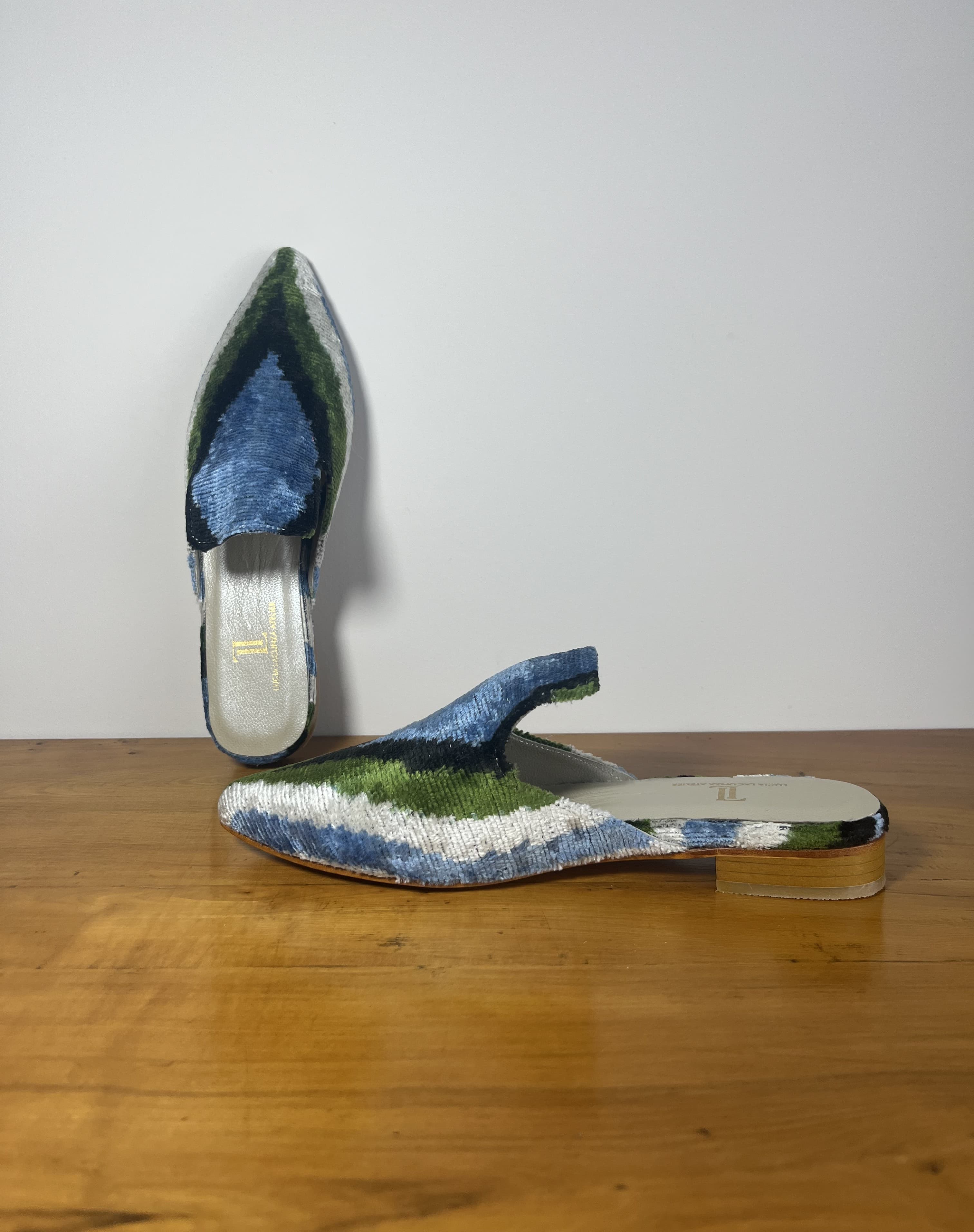 Bleu — mules azul y negro y verde y gris claro artesanal de Lucía Lacunza · vista 3
