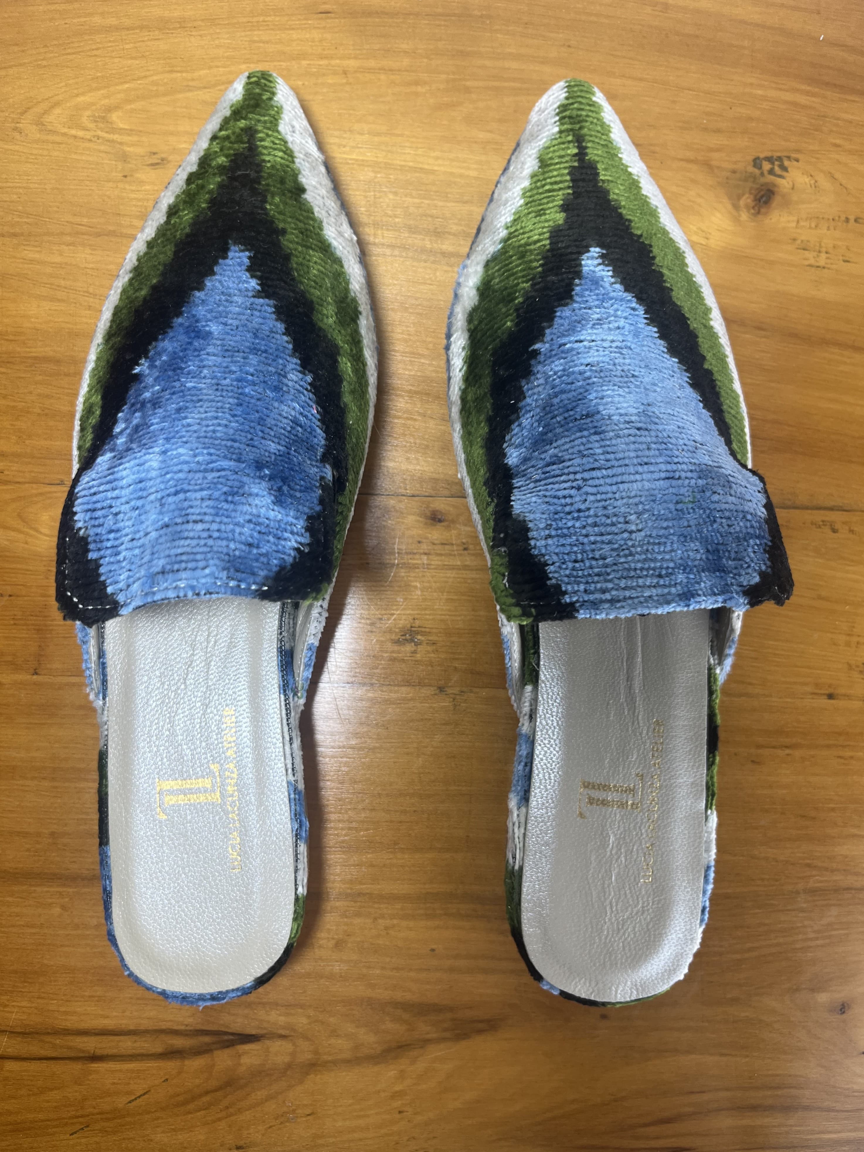 Bleu — mules azul y negro y verde y gris claro artesanal de Lucía Lacunza · vista 4