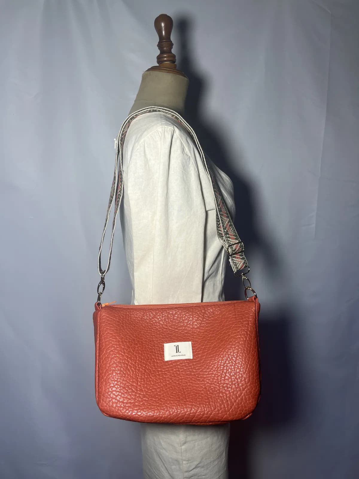 Carmín — bolso naranja y verde y beige artesanal de Lucía Lacunza