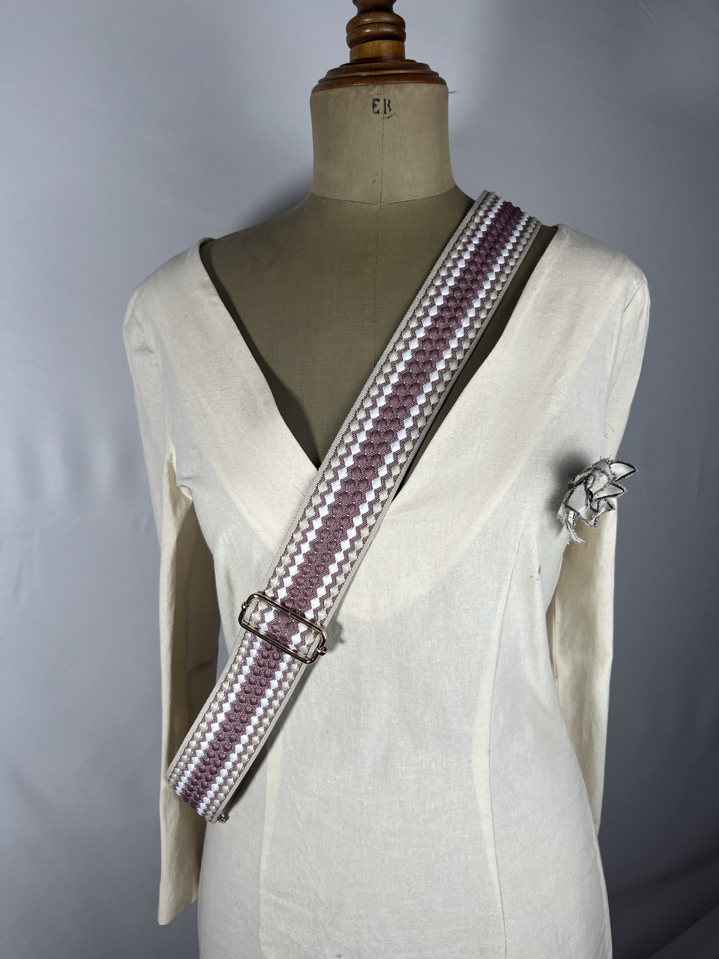 Serena — accesorio rosa grisaceo y blanco y beige artesanal de Lucía Lacunza