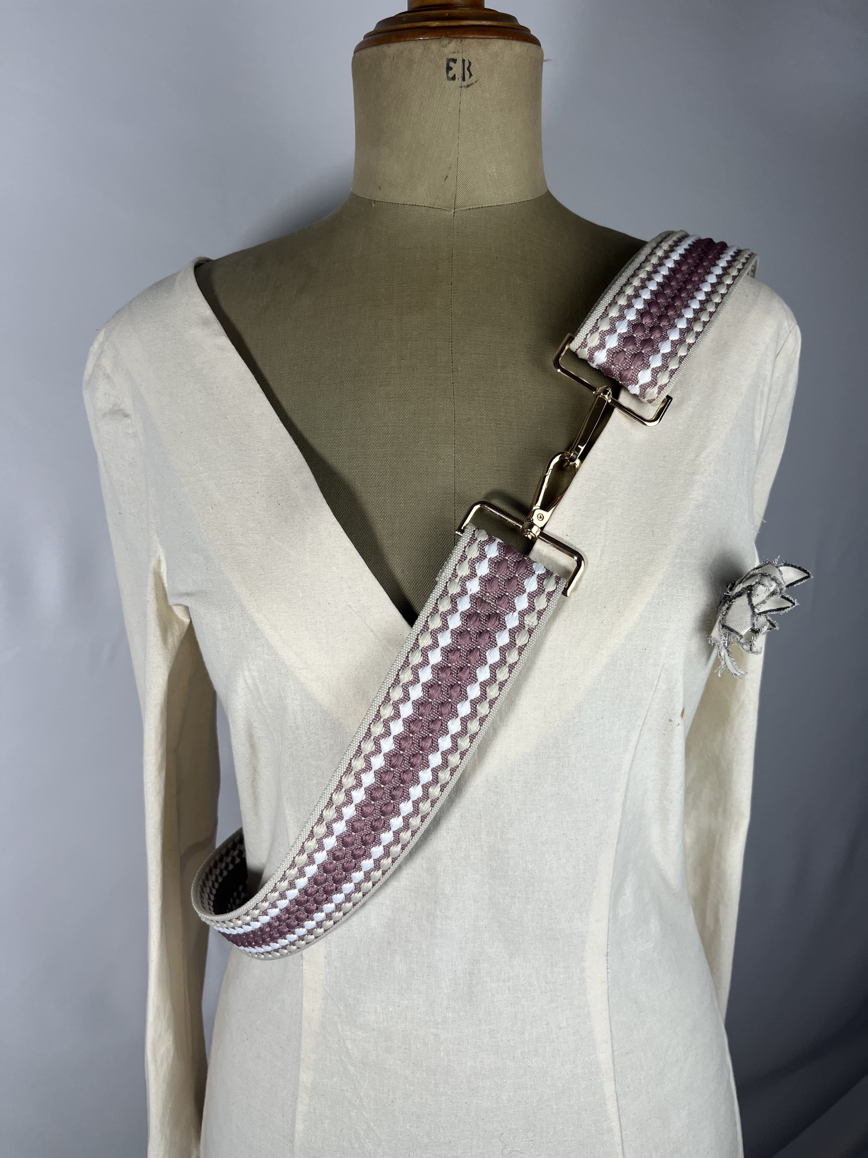 Serena — accesorio rosa grisaceo y blanco y beige artesanal de Lucía Lacunza · vista 2