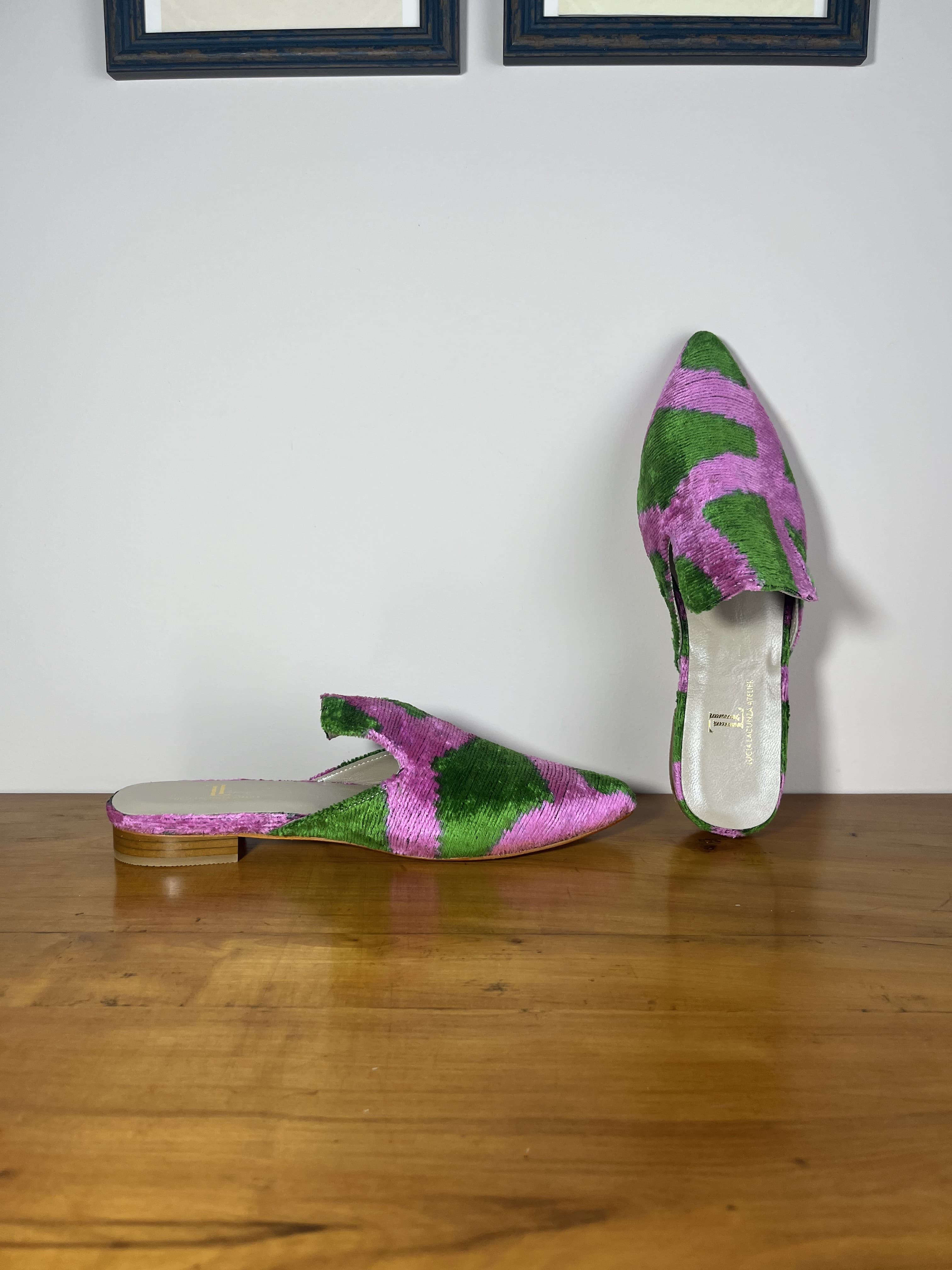 Lienzo Tropical — mules azul y rosa artesanal de Lucía Lacunza · vista 3
