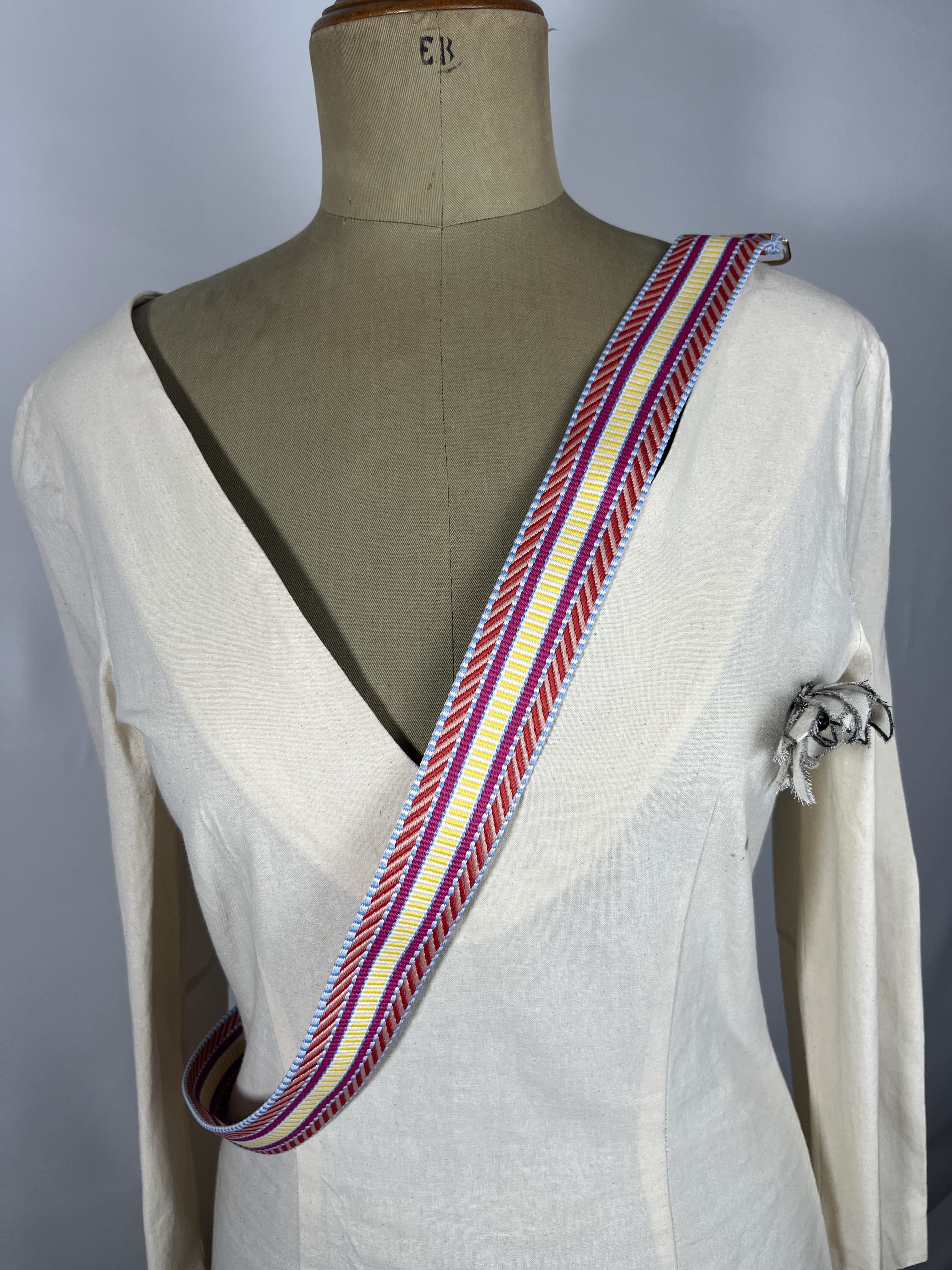 Amalfi — accesorio rosa y rojo y morado y azul y amarillo y blanco artesanal de Lucía Lacunza