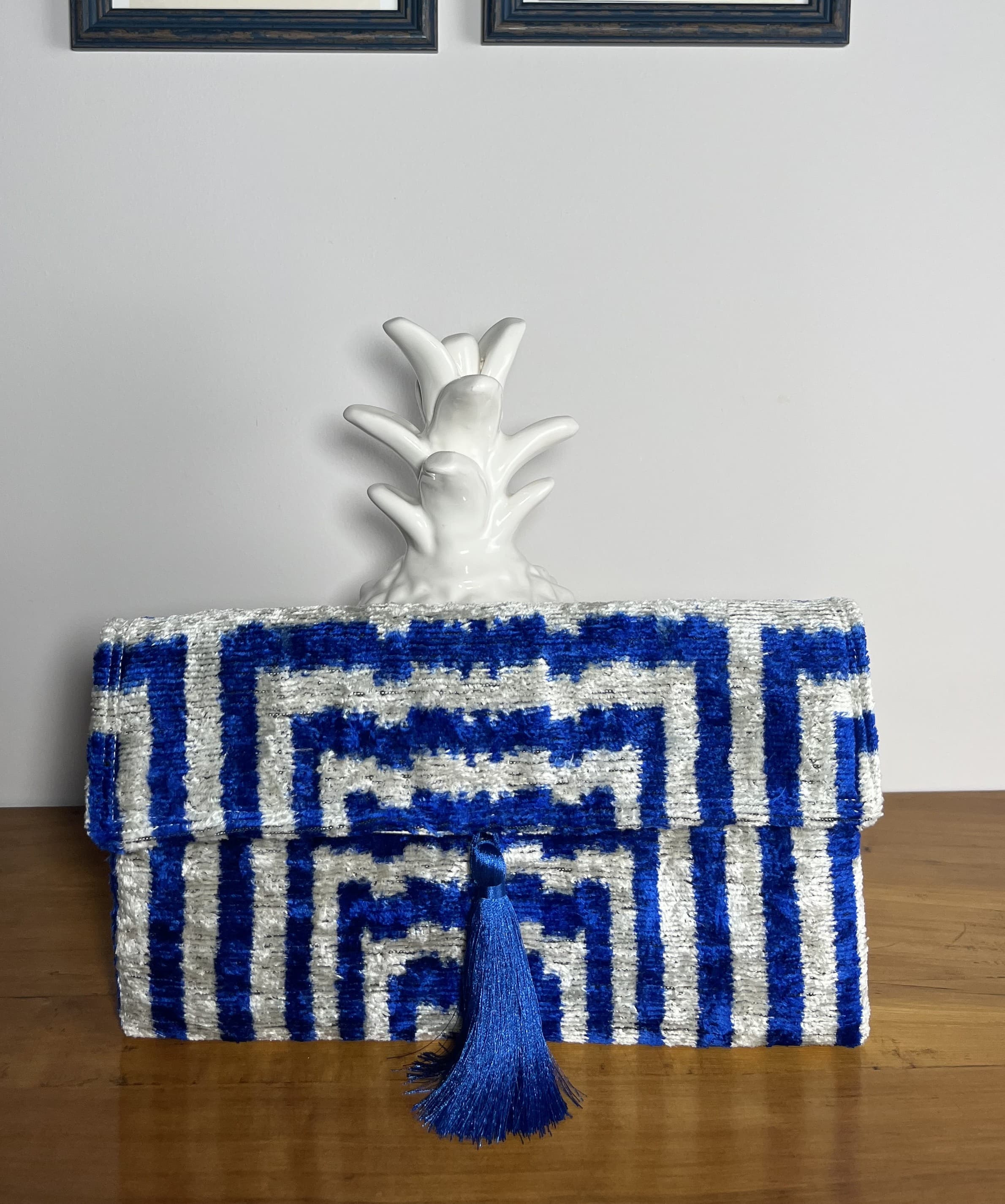 Atenea — cartera azul y gris claro artesanal de Lucía Lacunza