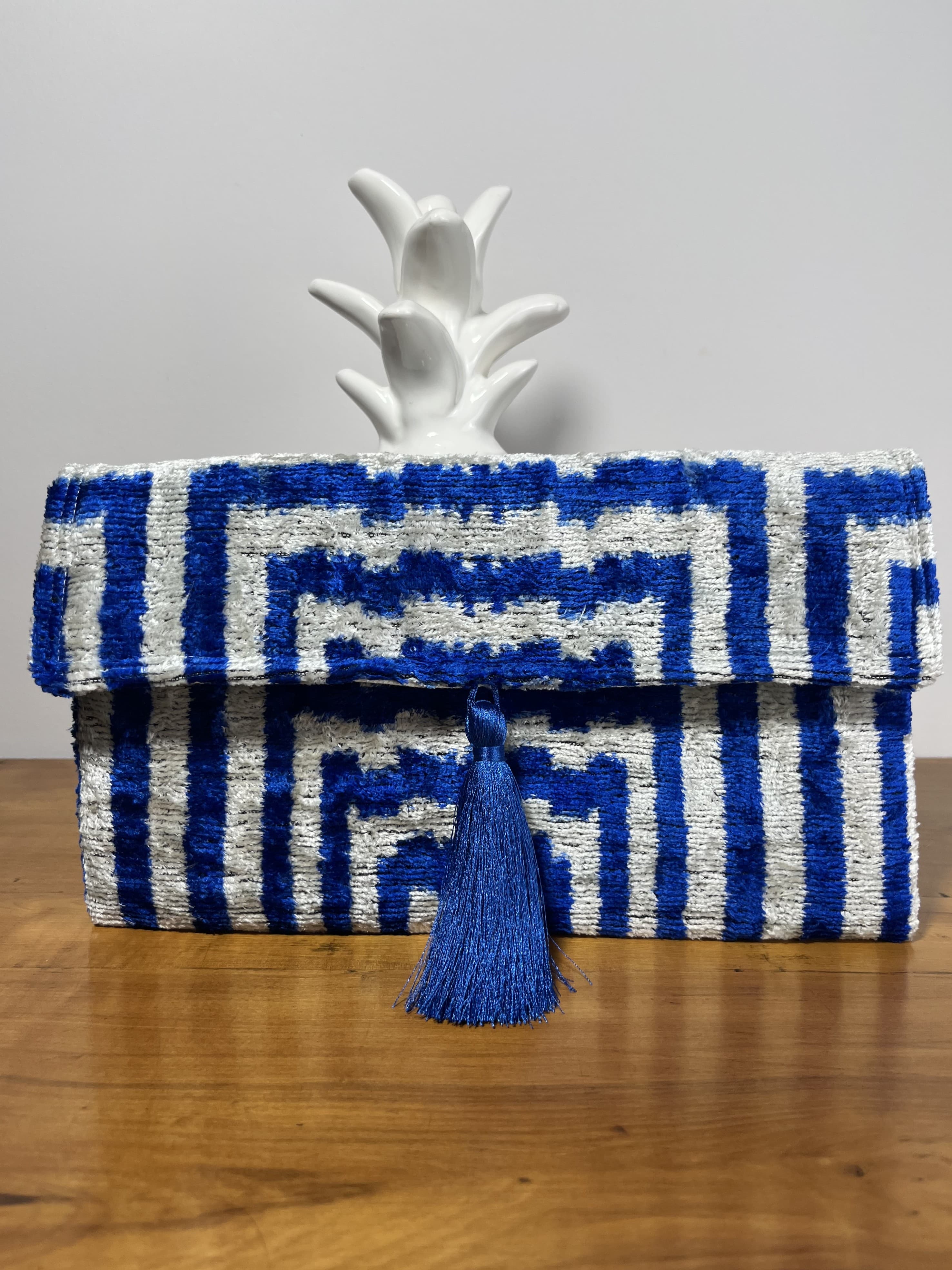 Atenea — cartera azul y gris claro artesanal de Lucía Lacunza · vista 2