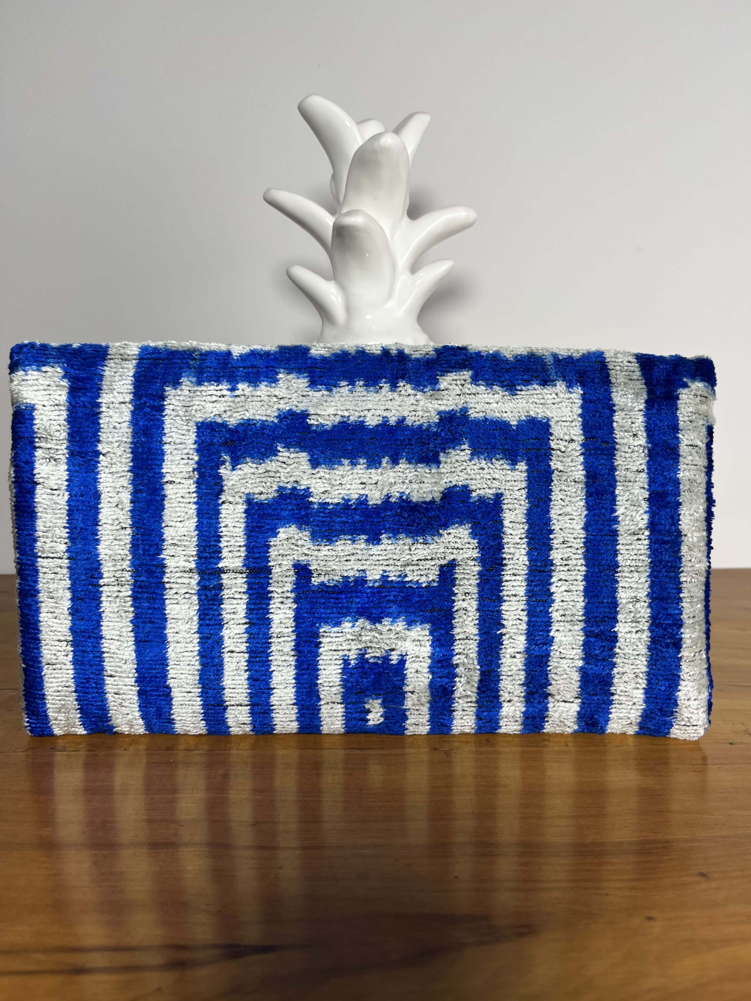 Atenea — cartera azul y gris claro artesanal de Lucía Lacunza · vista 3
