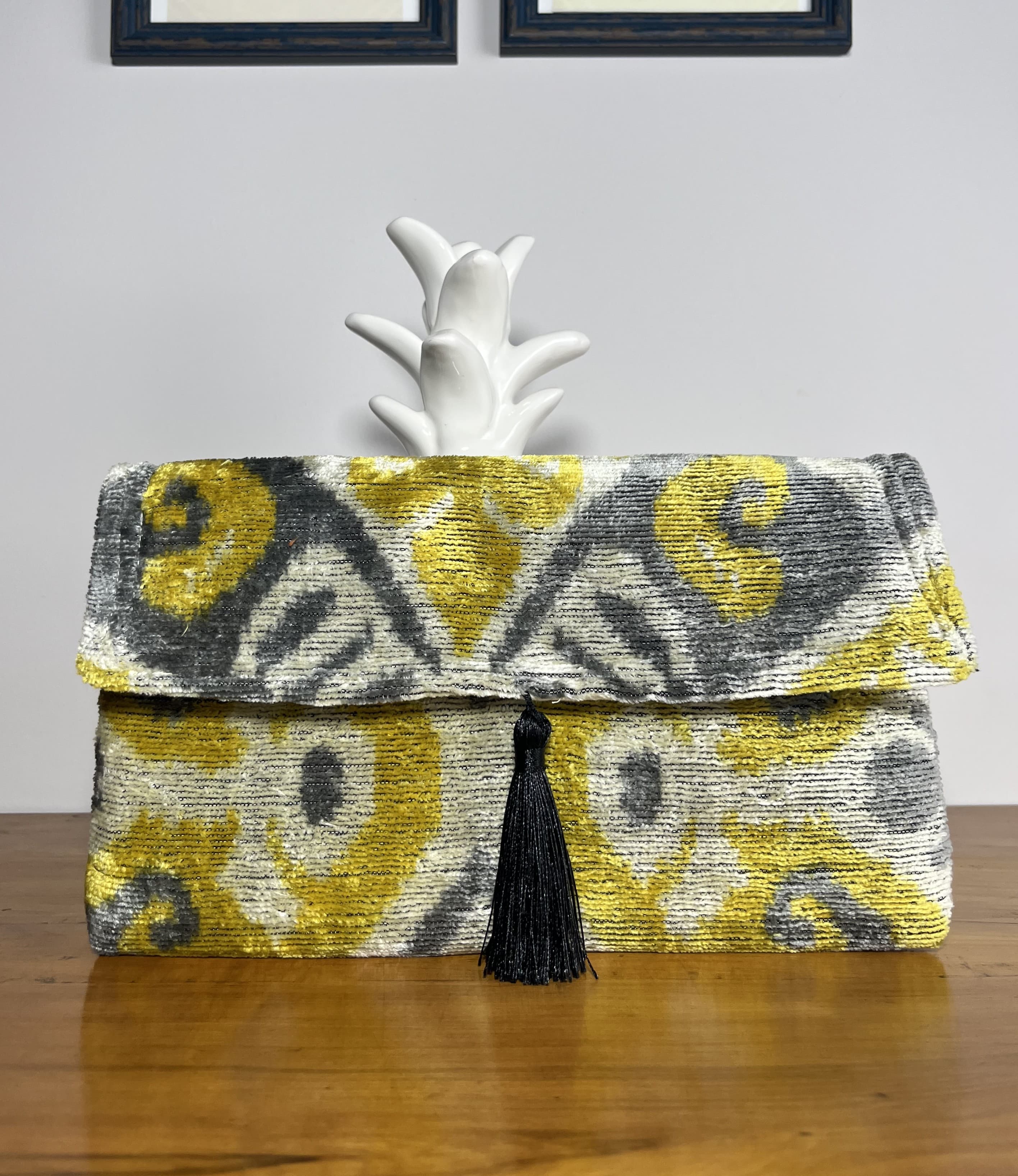 Miel silvestre — cartera gris y amarillo y negro y blanco artesanal de Lucía Lacunza · vista 2