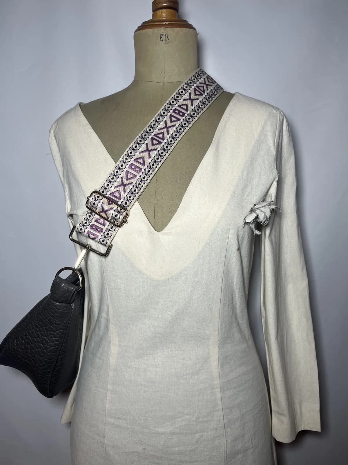 Ebano — bolso gris oscuro y beige y negro y morado artesanal de Lucía Lacunza