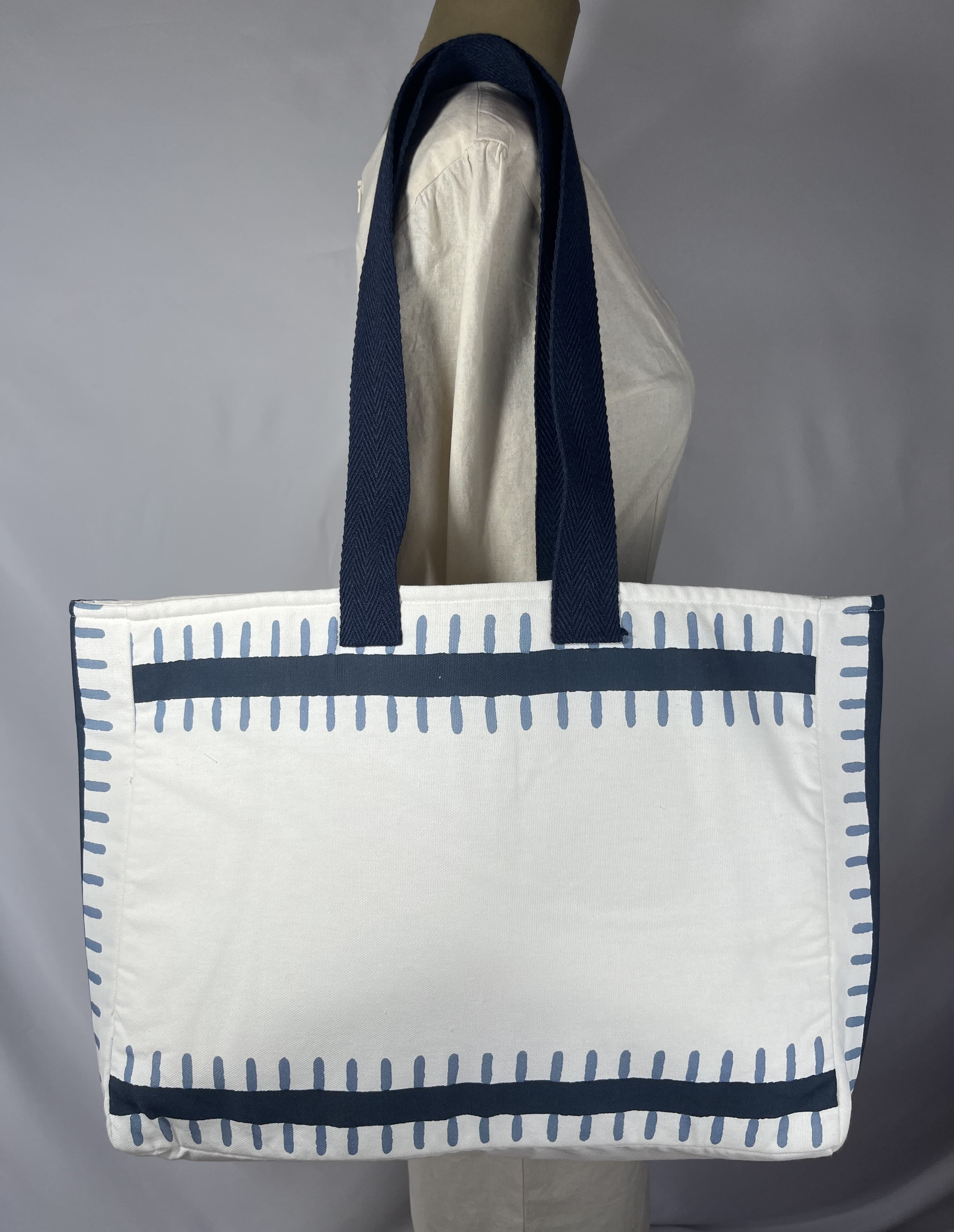 Brisa — bolso azul y blanco artesanal de Lucía Lacunza