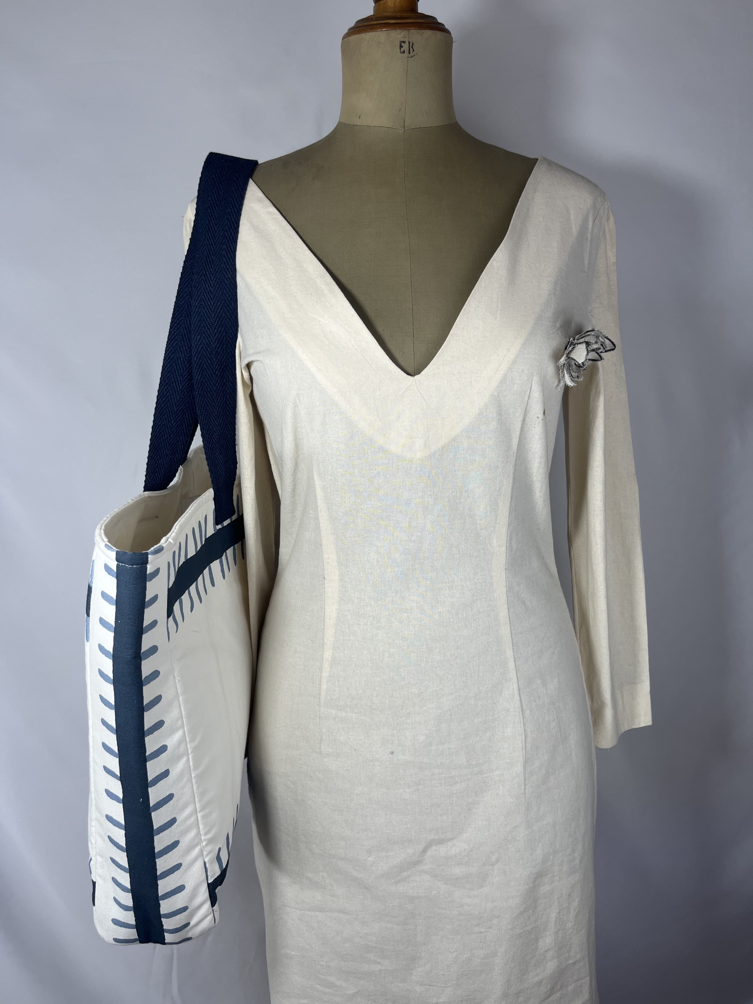 Brisa — bolso azul y blanco artesanal de Lucía Lacunza · vista 2