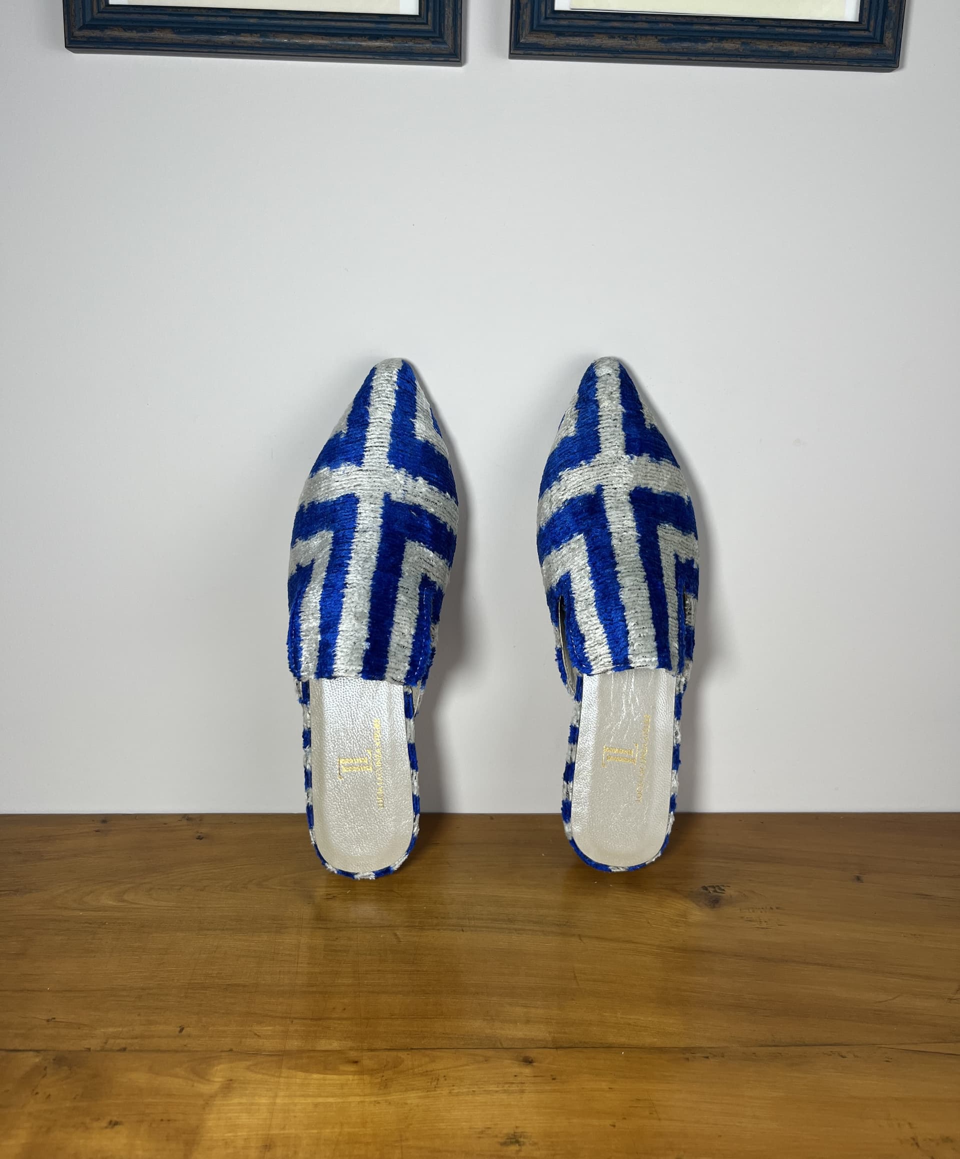 Kyma — mules azul y gris claro artesanal de Lucía Lacunza