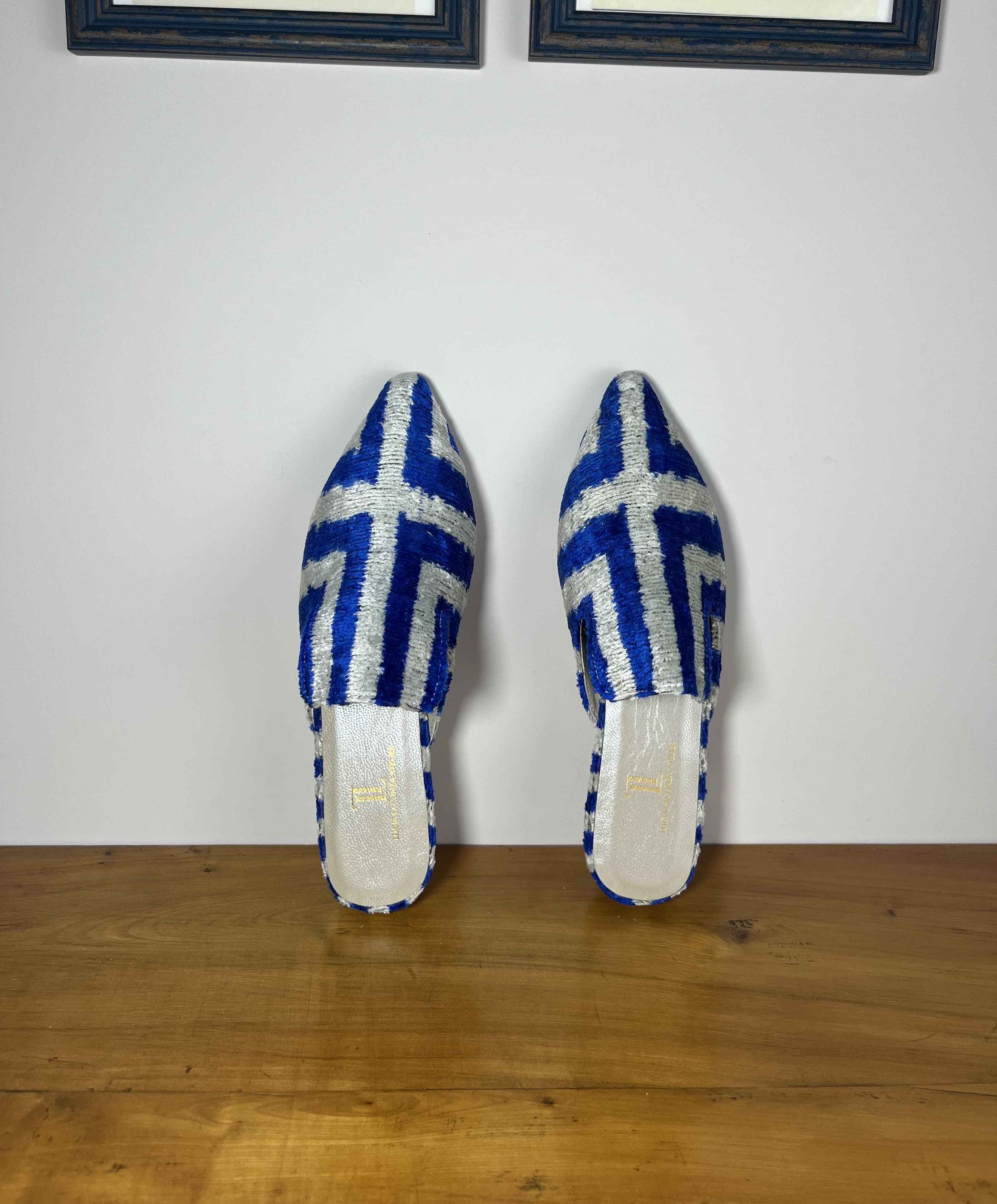 Kyma — mules azul y gris claro artesanal de Lucía Lacunza