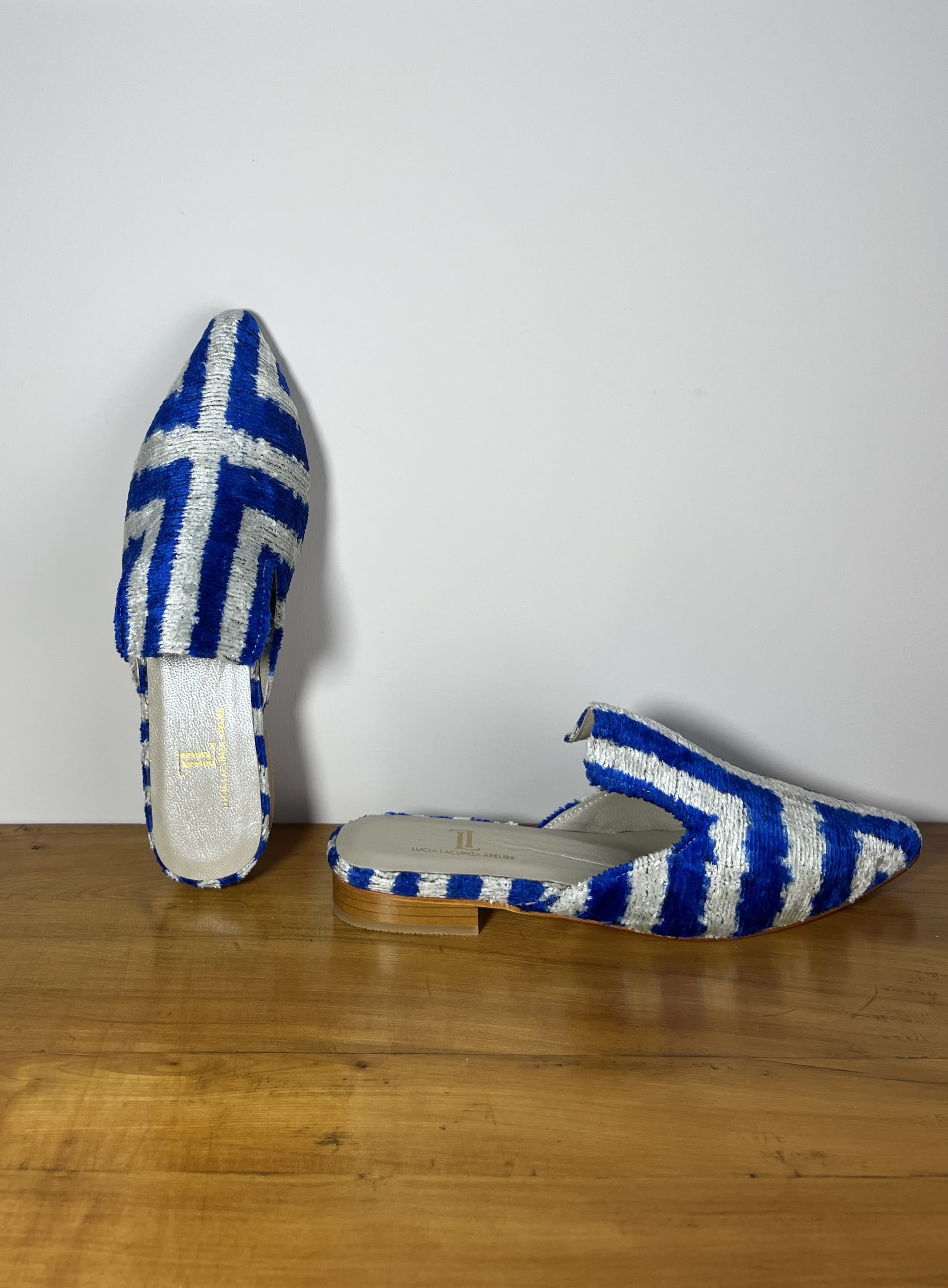 Kyma — mules azul y gris claro artesanal de Lucía Lacunza · vista 3