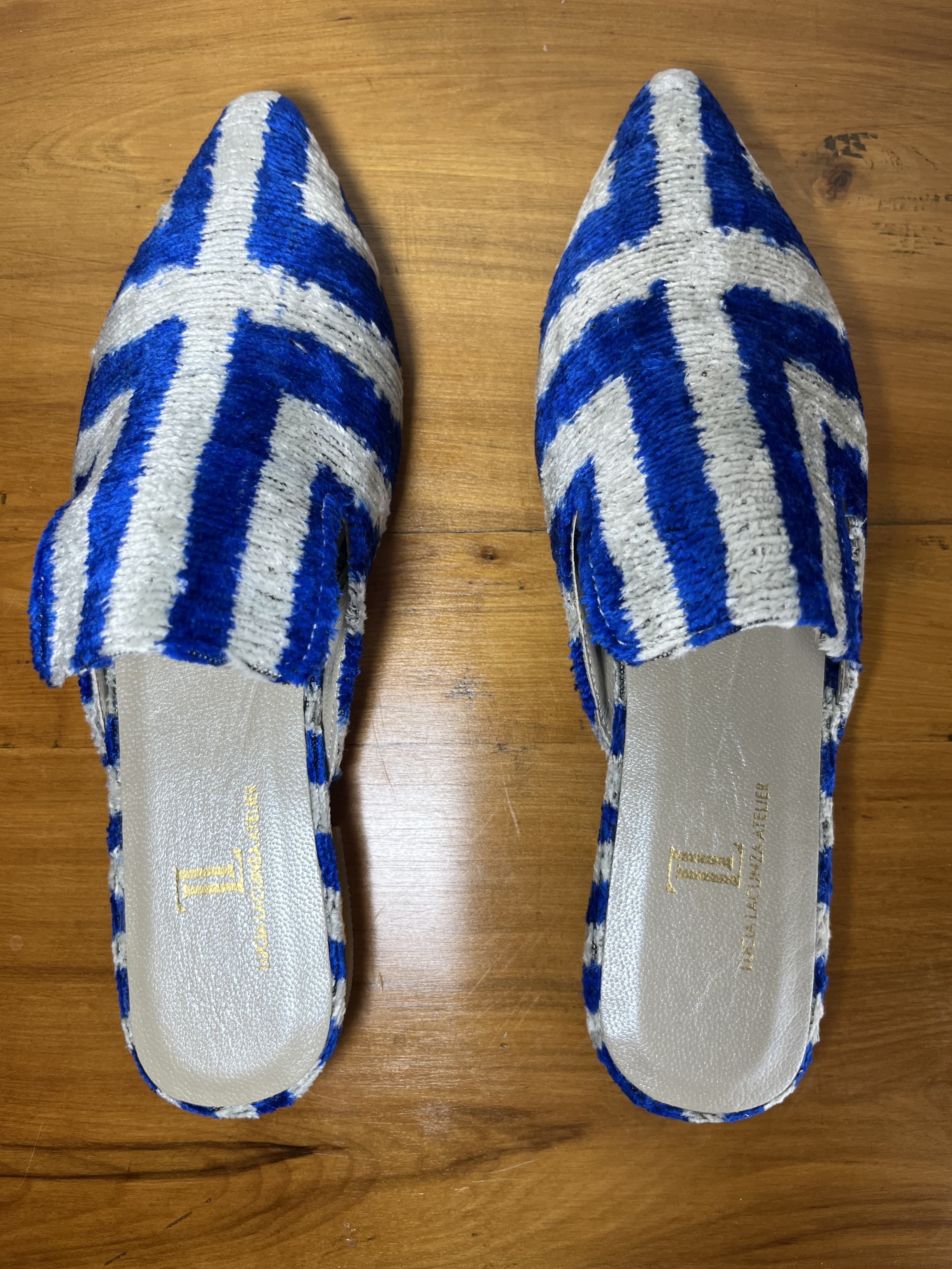 Kyma — mules azul y gris claro artesanal de Lucía Lacunza · vista 4