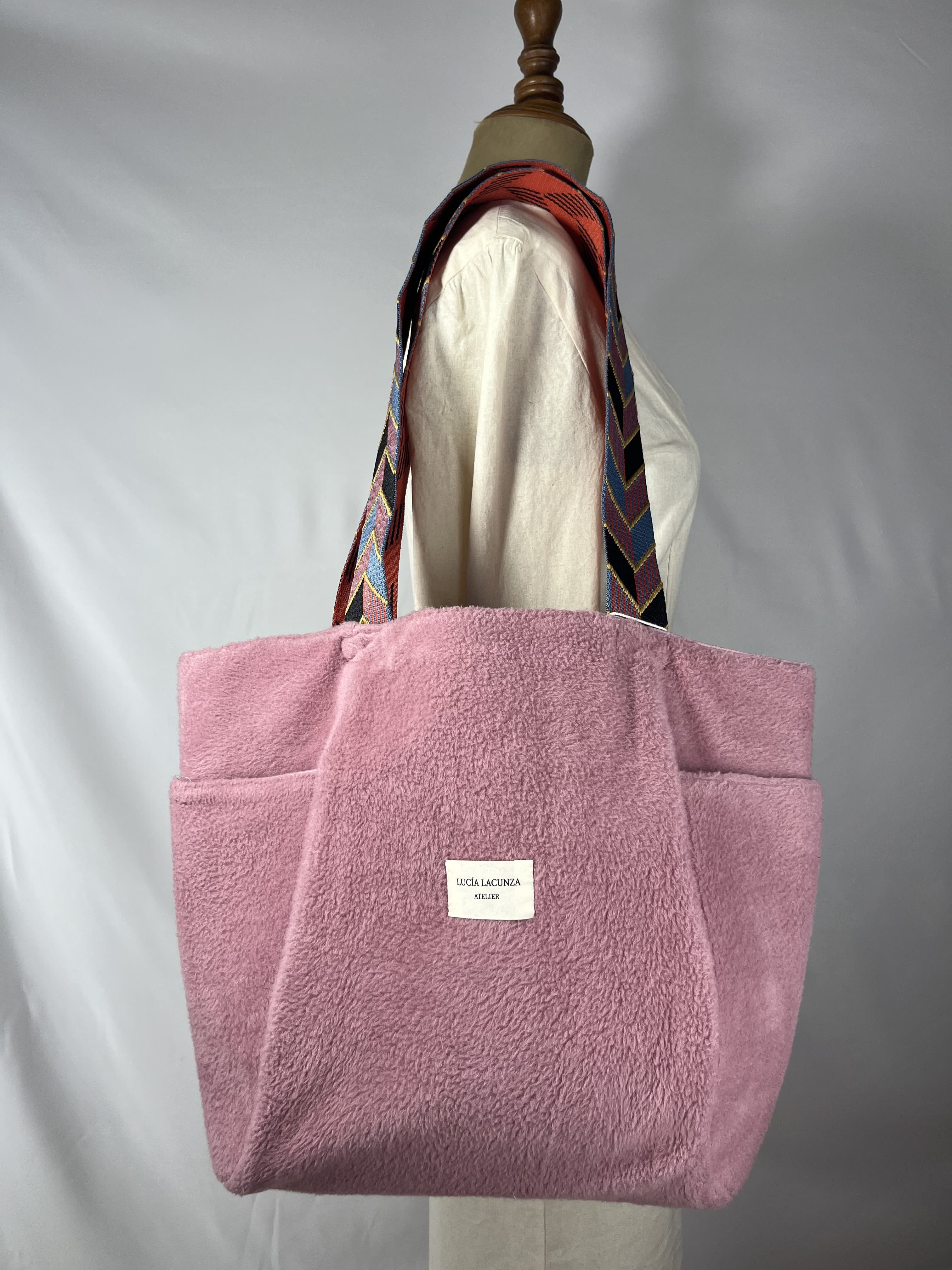 Candy Rose — bolso rosa y azul y negro artesanal de Lucía Lacunza