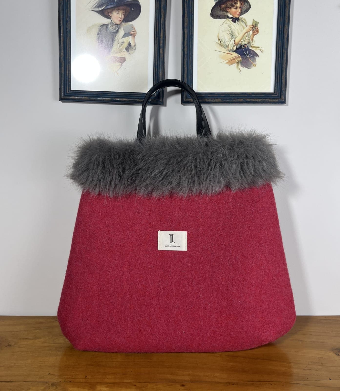 Scarlet — bolso gris y blanco y rojo y negro artesanal de Lucía Lacunza