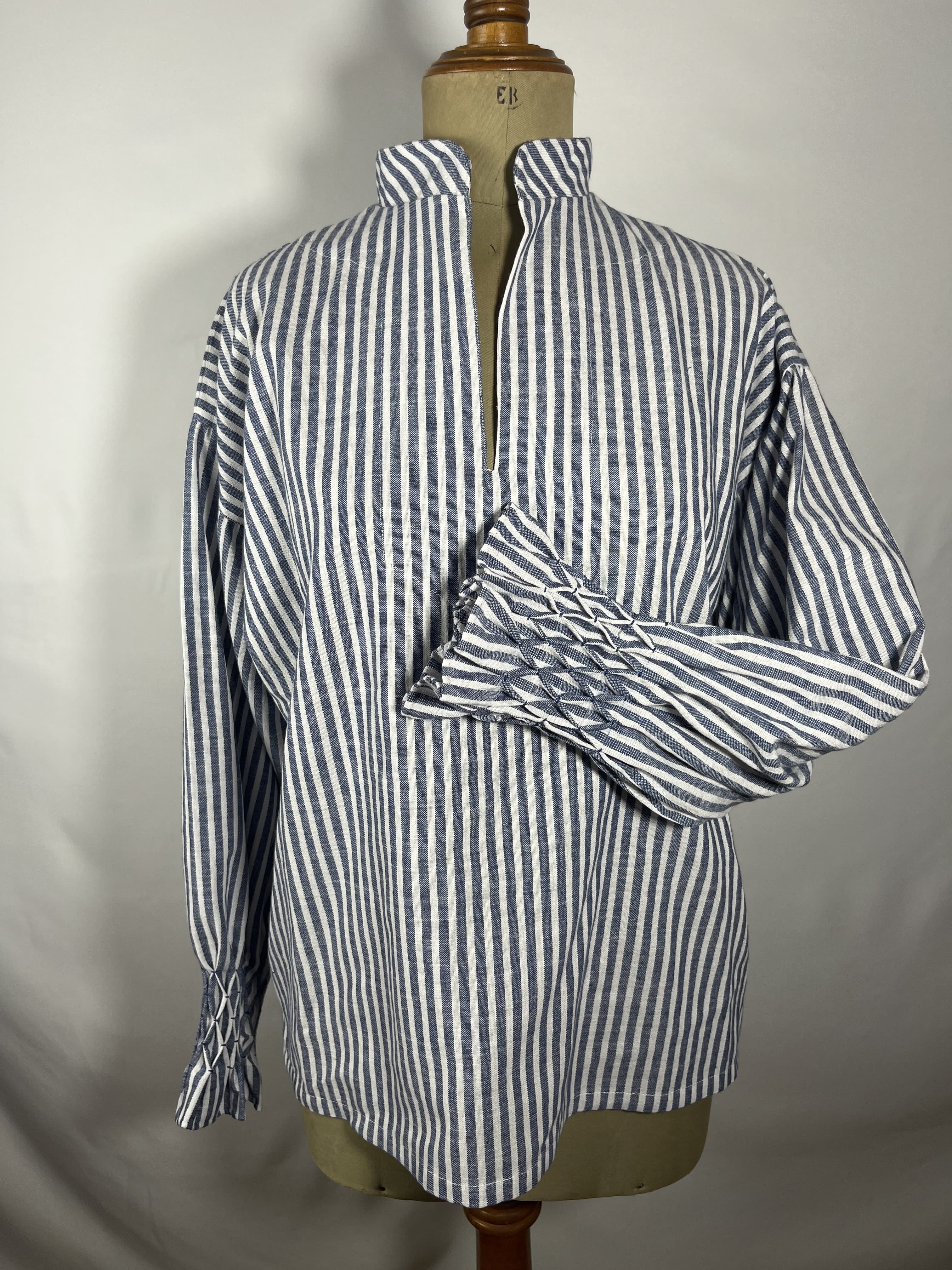 Bahia — blusa azul marino y blanco artesanal de Lucía Lacunza