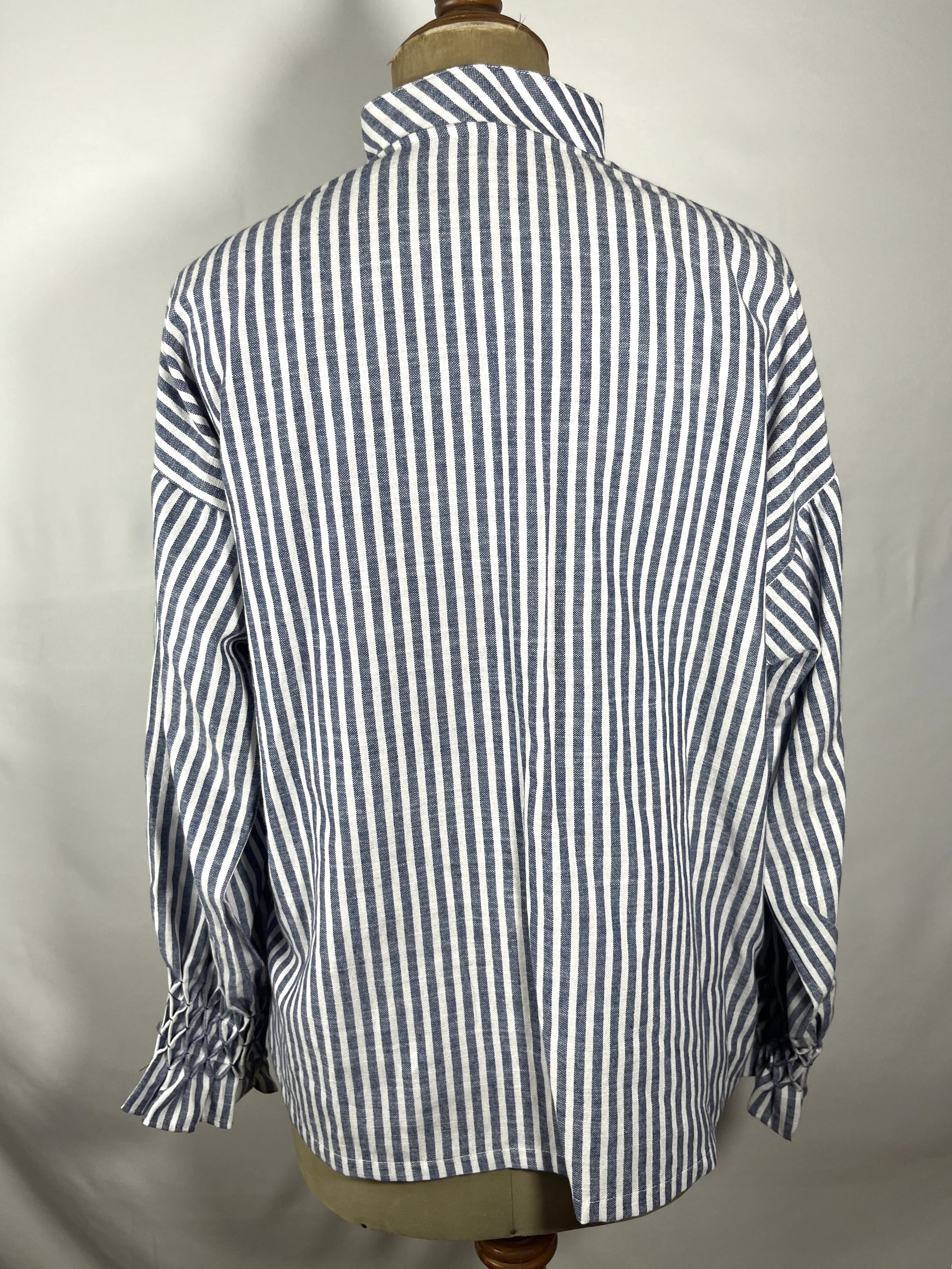 Bahia — blusa azul marino y blanco artesanal de Lucía Lacunza · vista 2