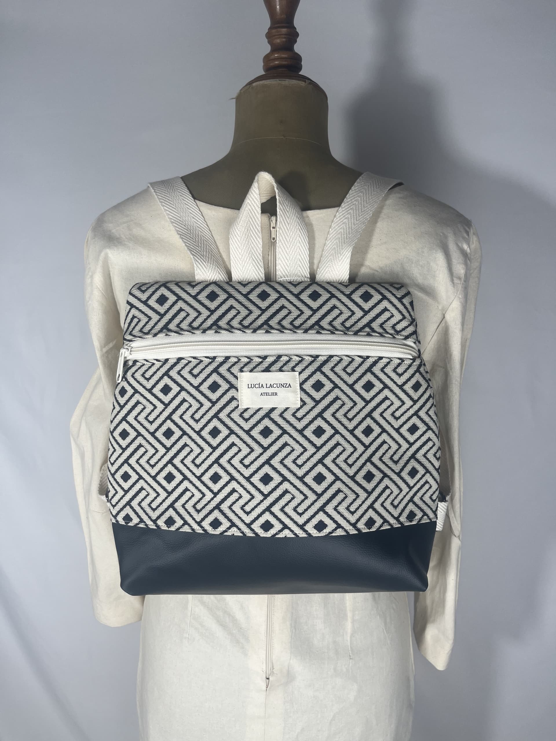 Ébano — mochila azul marino y blanco artesanal de Lucía Lacunza