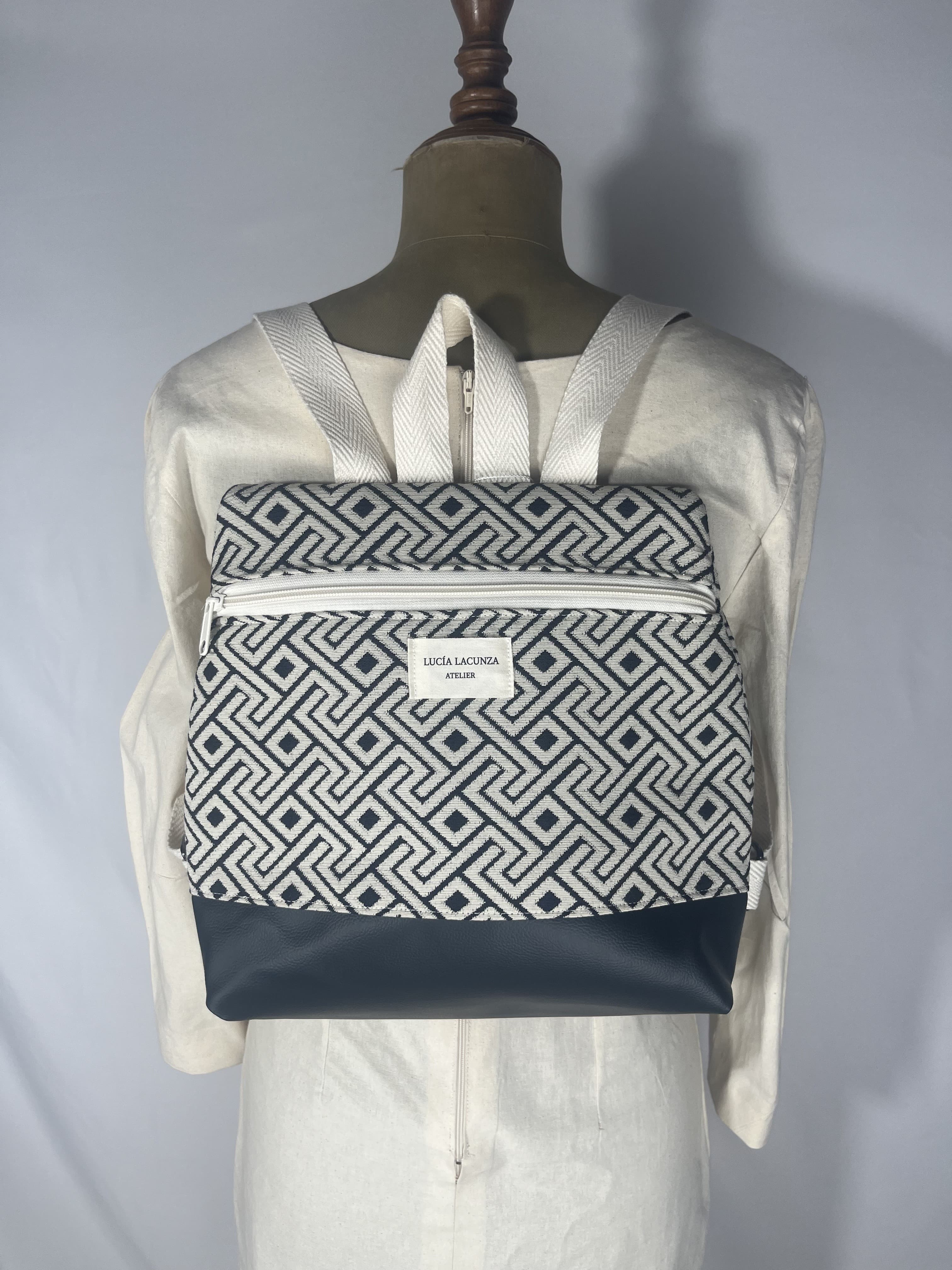Ébano — mochila azul marino y blanco artesanal de Lucía Lacunza