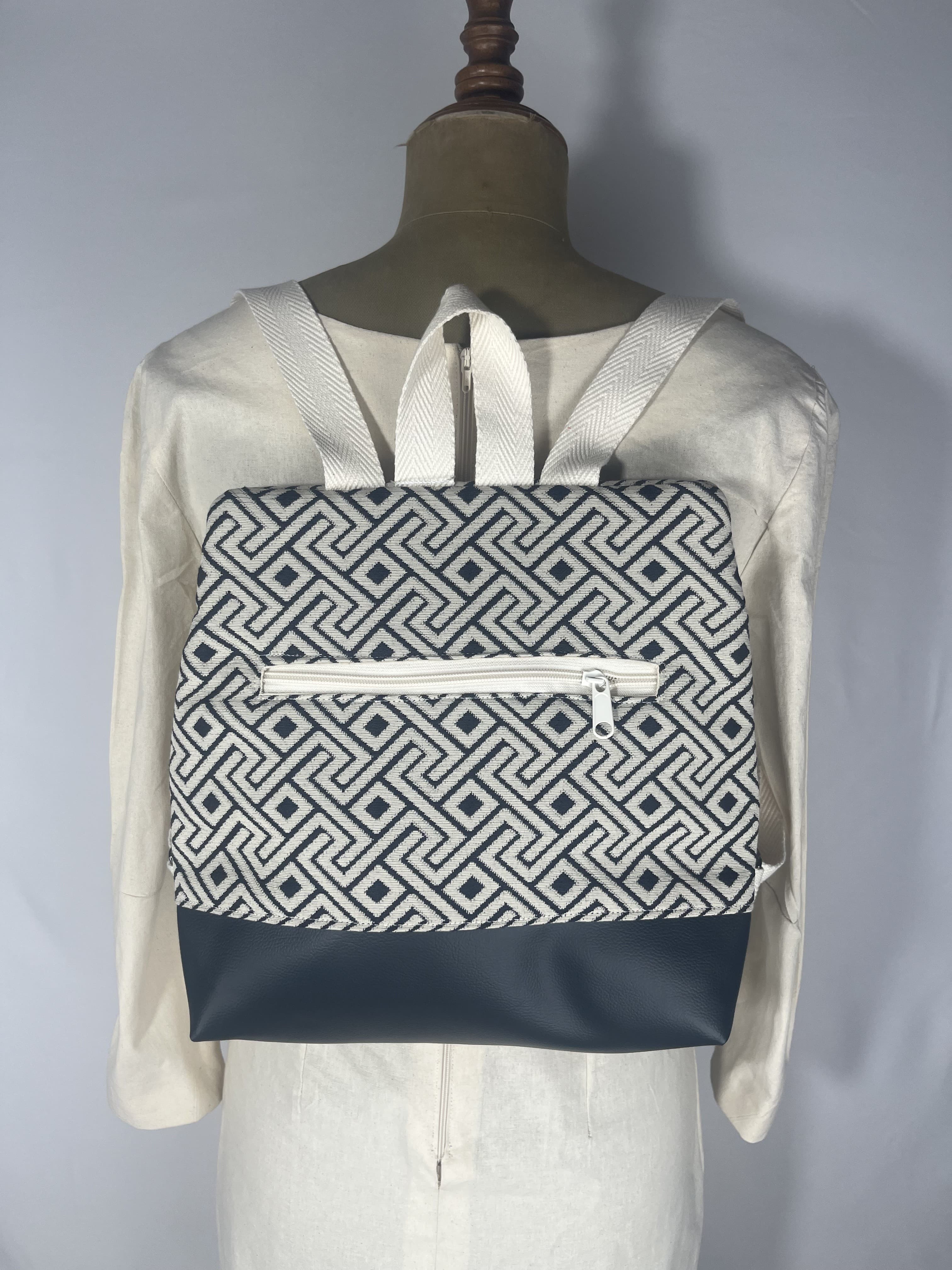 Ébano — mochila azul marino y blanco artesanal de Lucía Lacunza · vista 2