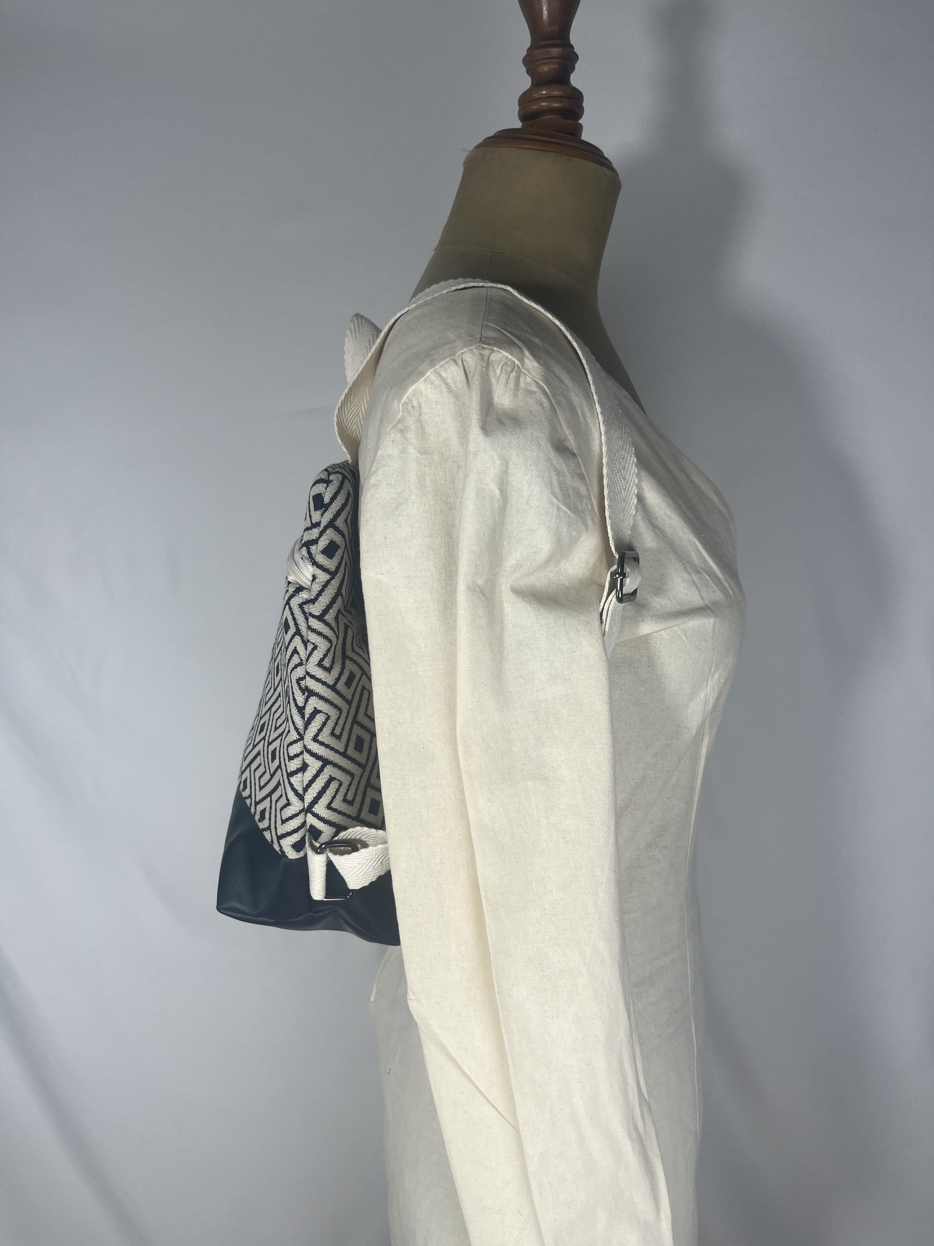 Ébano — mochila azul marino y blanco artesanal de Lucía Lacunza · vista 3