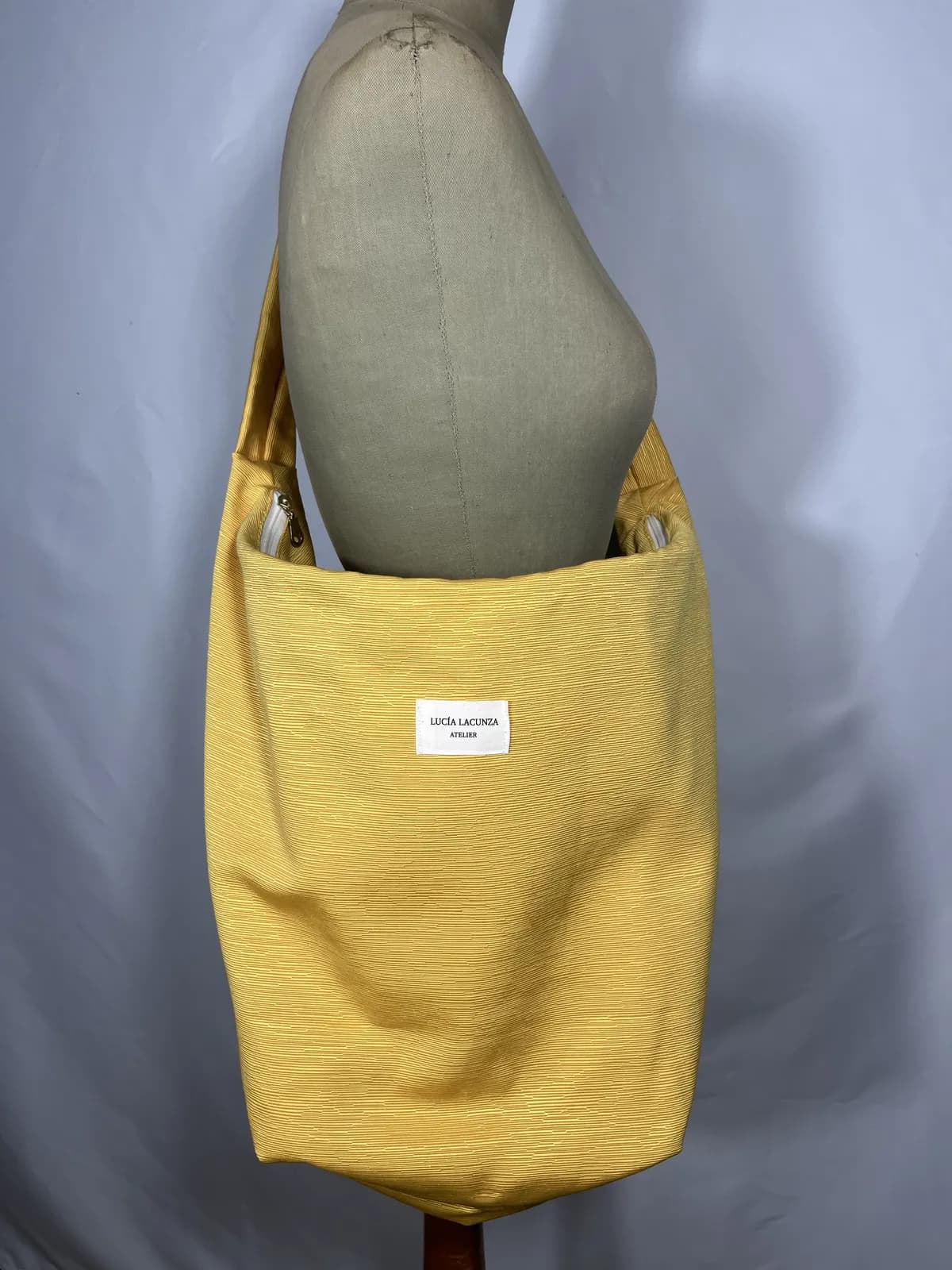 Curry — bolso mostaza artesanal de Lucía Lacunza