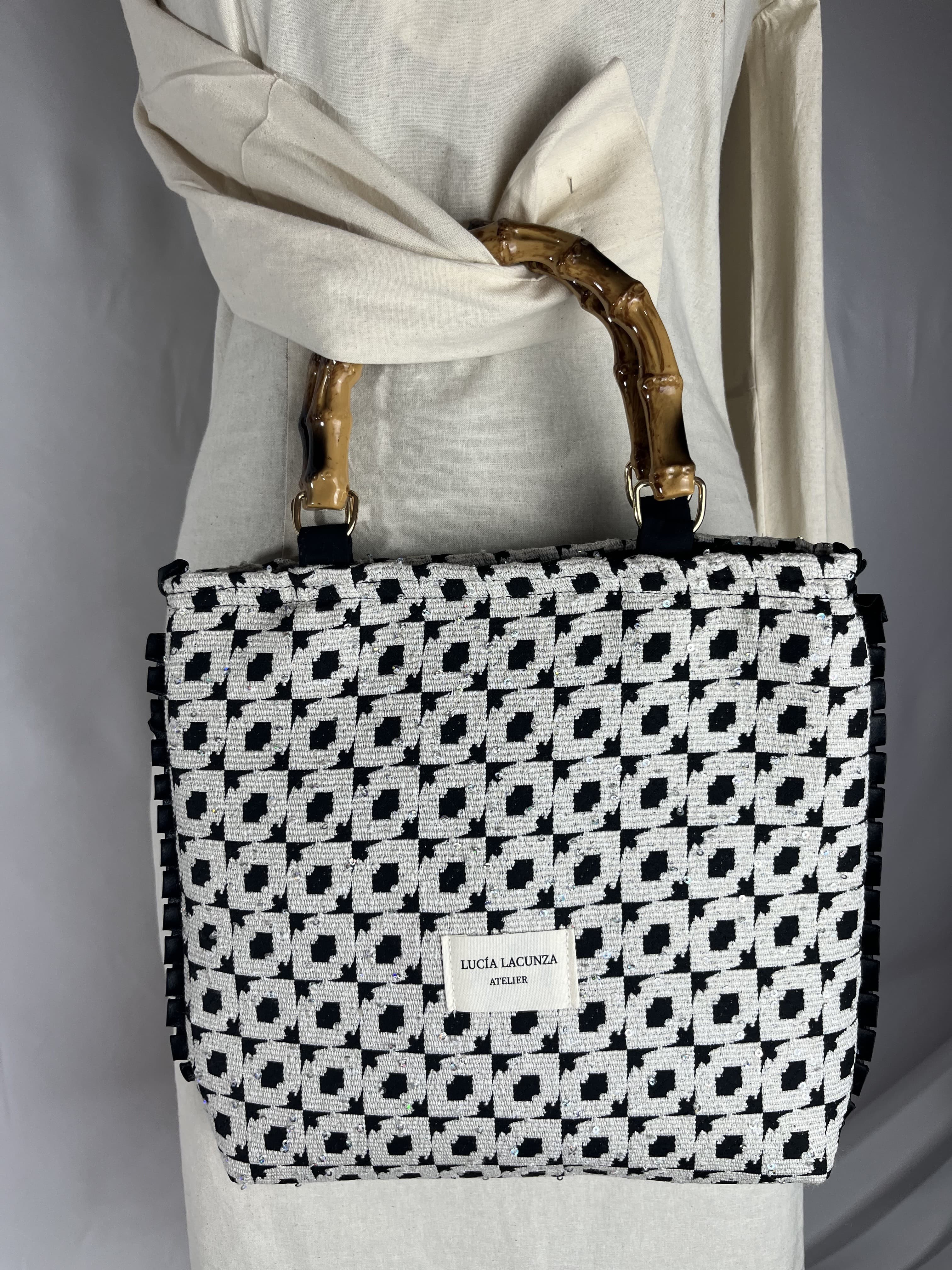 Monaco — bolso negeo y blanco y marron artesanal de Lucía Lacunza