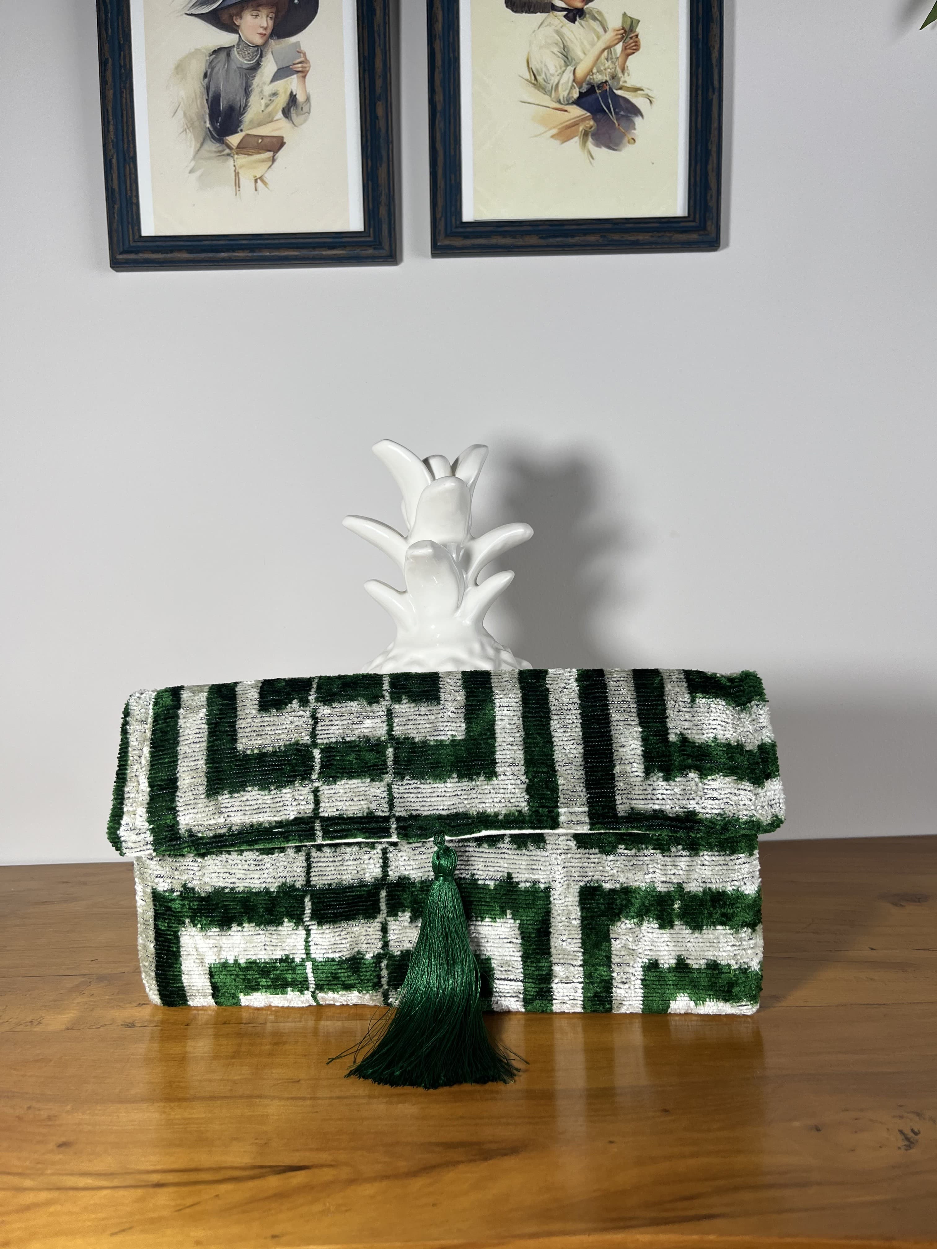 Encanto — cartera verde y gris claro artesanal de Lucía Lacunza