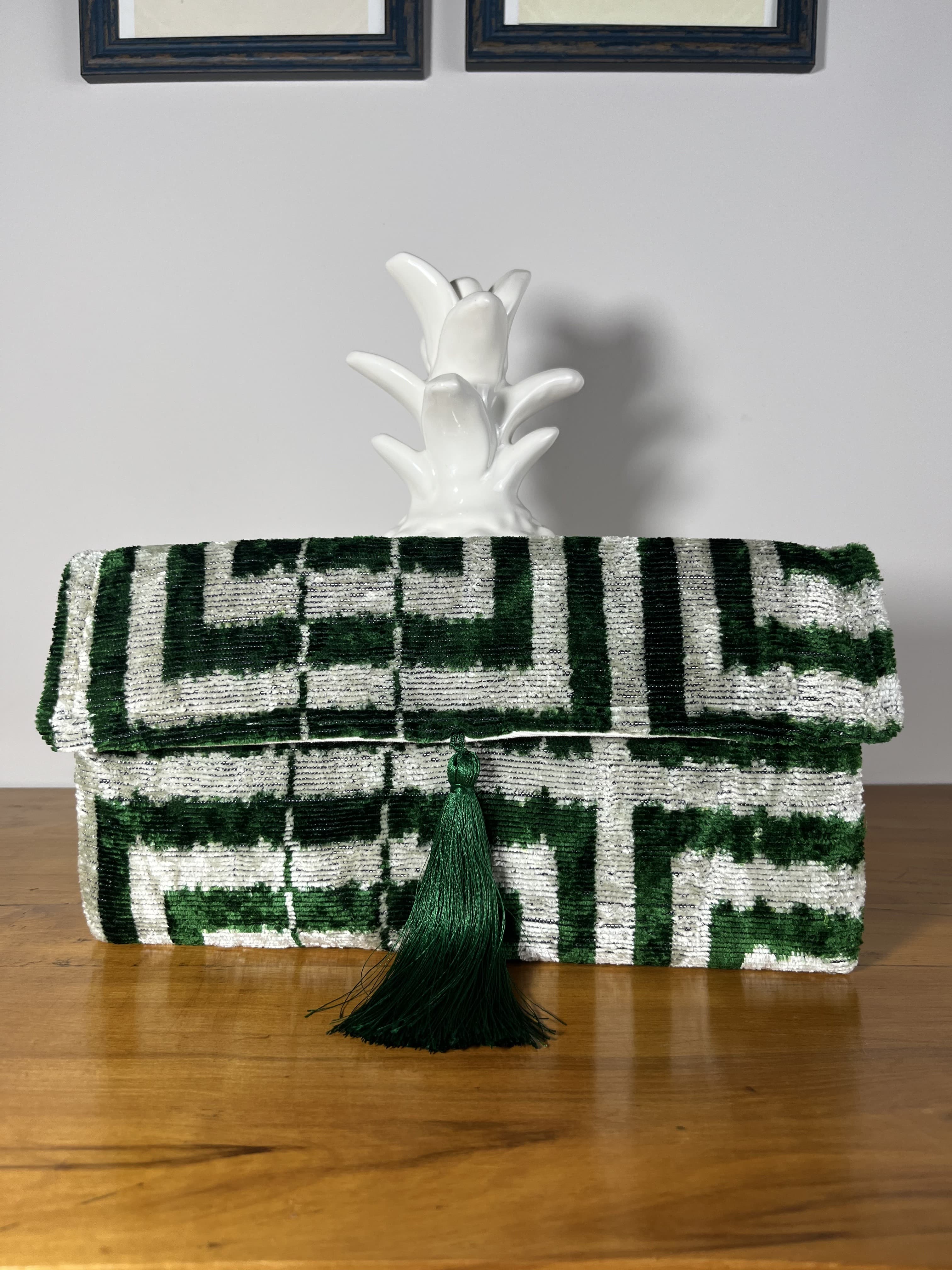 Encanto — cartera verde y gris claro artesanal de Lucía Lacunza · vista 3