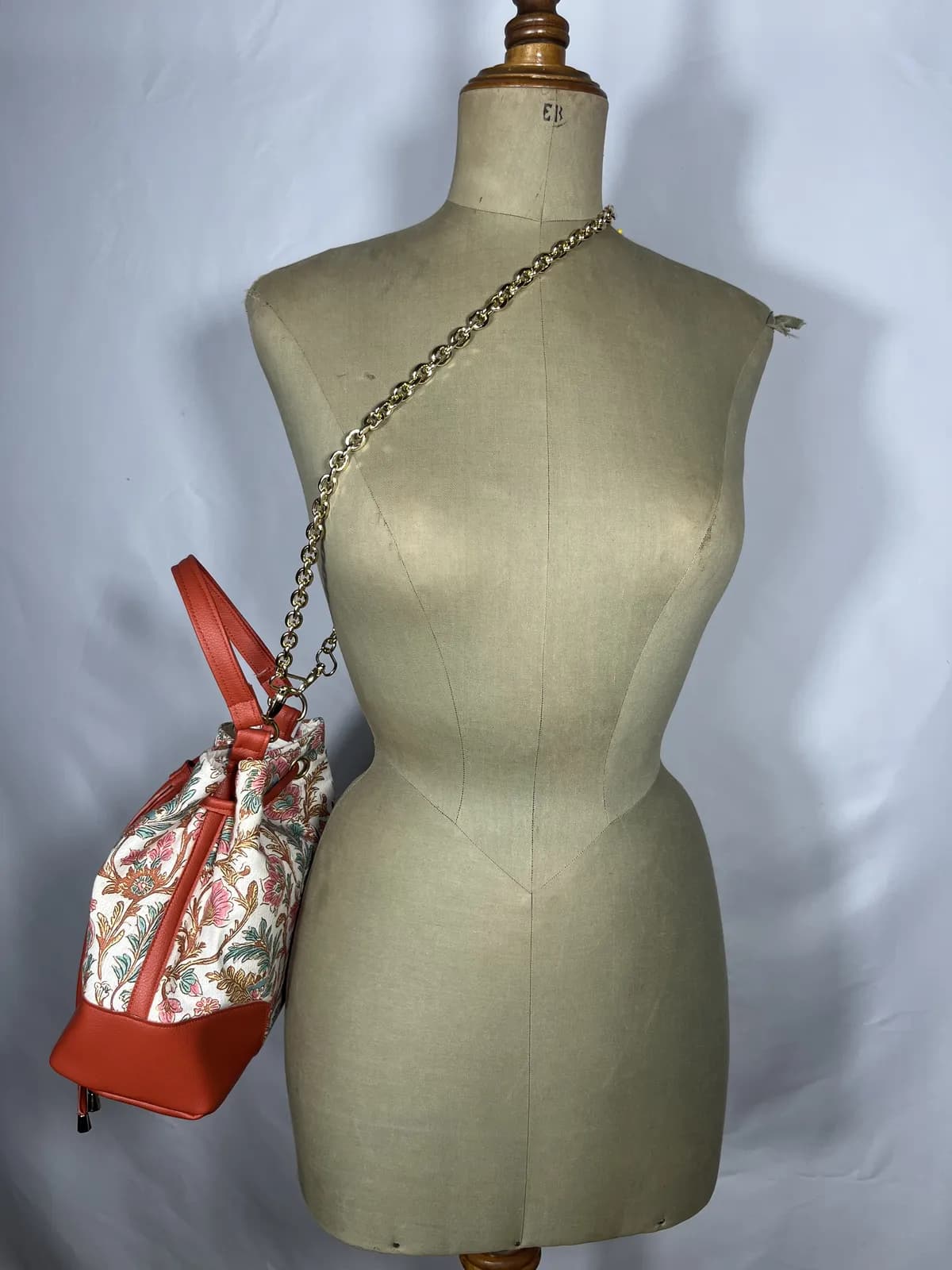 Rosal — bolso naranja y marrón y beige artesanal de Lucía Lacunza · vista 3