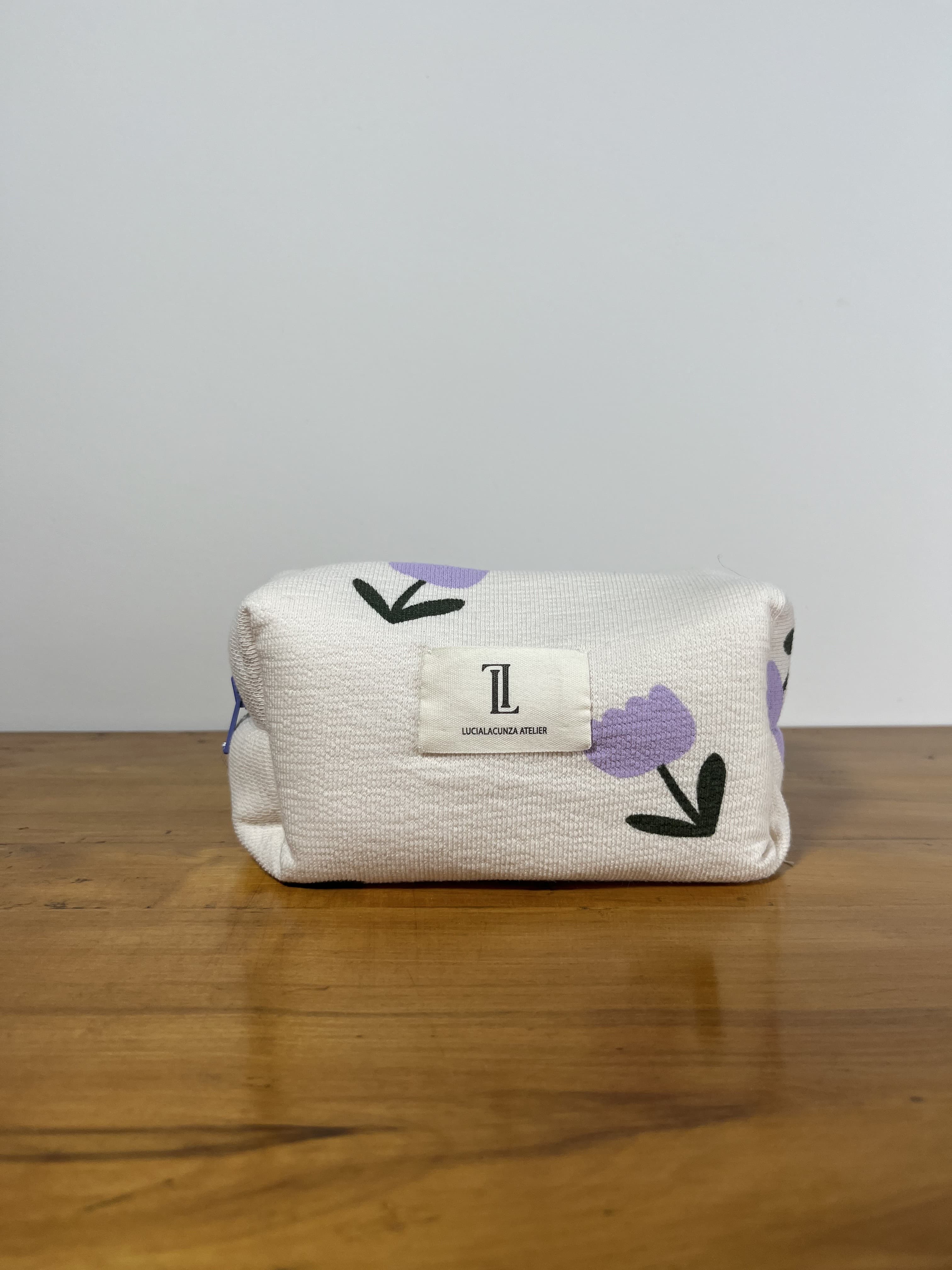 Delia — neceser violeta y crema y verde artesanal de Lucía Lacunza