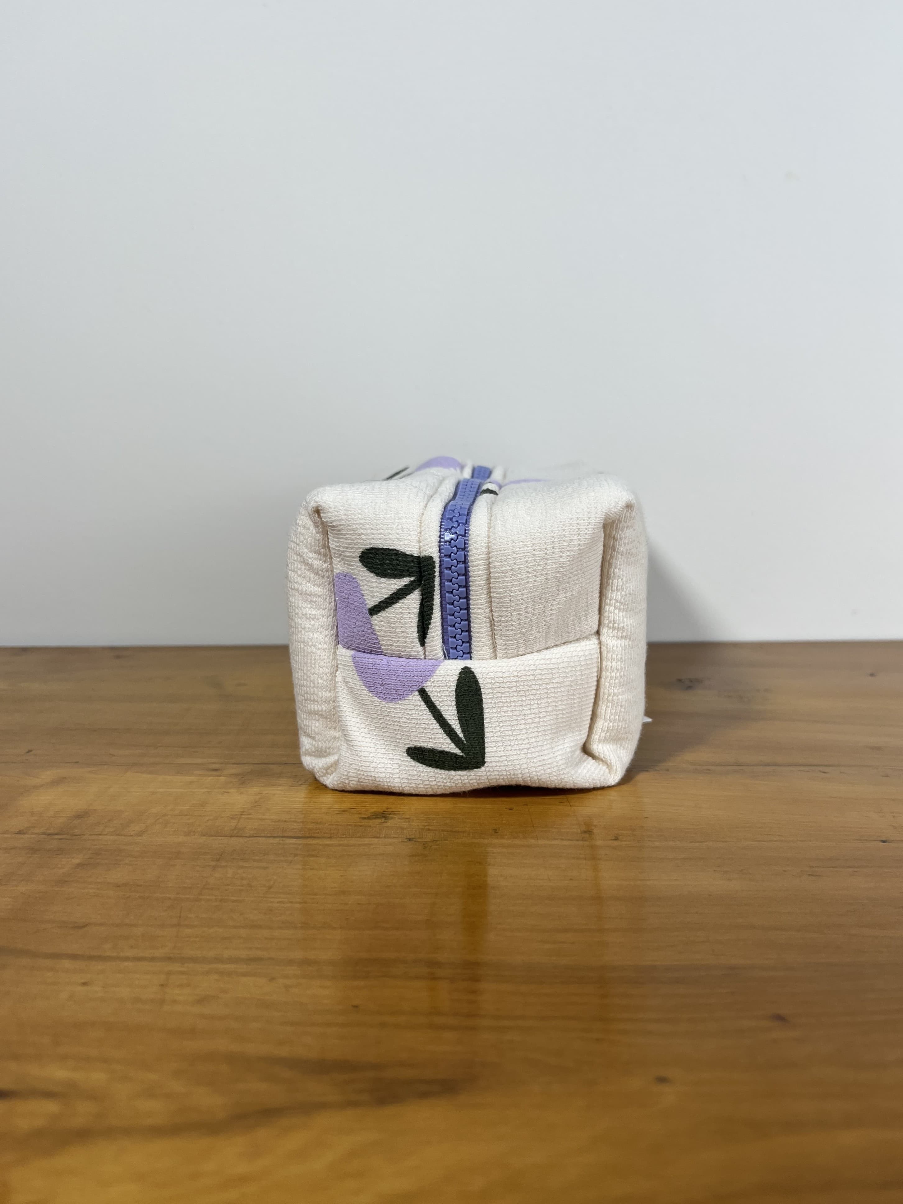 Delia — neceser violeta y crema y verde artesanal de Lucía Lacunza · vista 2